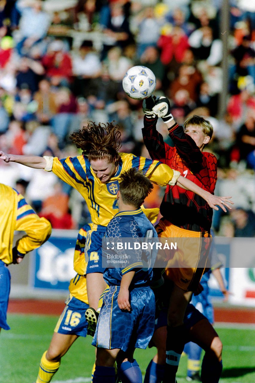 Fotboll, Damer, VM-Kval, Sverige - Ukraina, 3-2: Cecilia Sandell, Sverige oroar ukrainas målvakt Veronika Shulga.