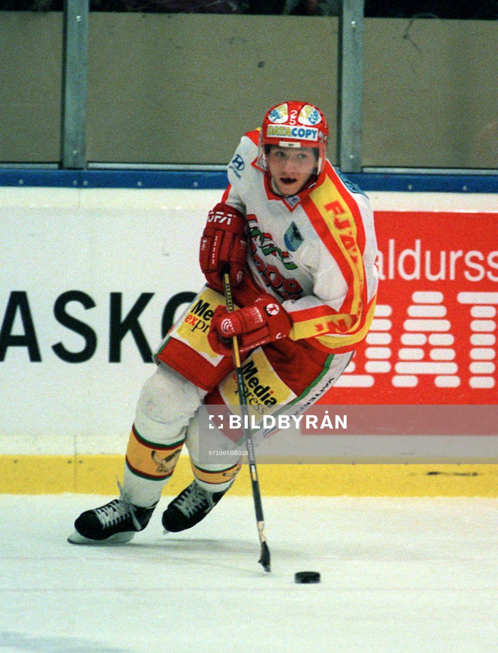 Ishockey Per Svartvadet, Modo