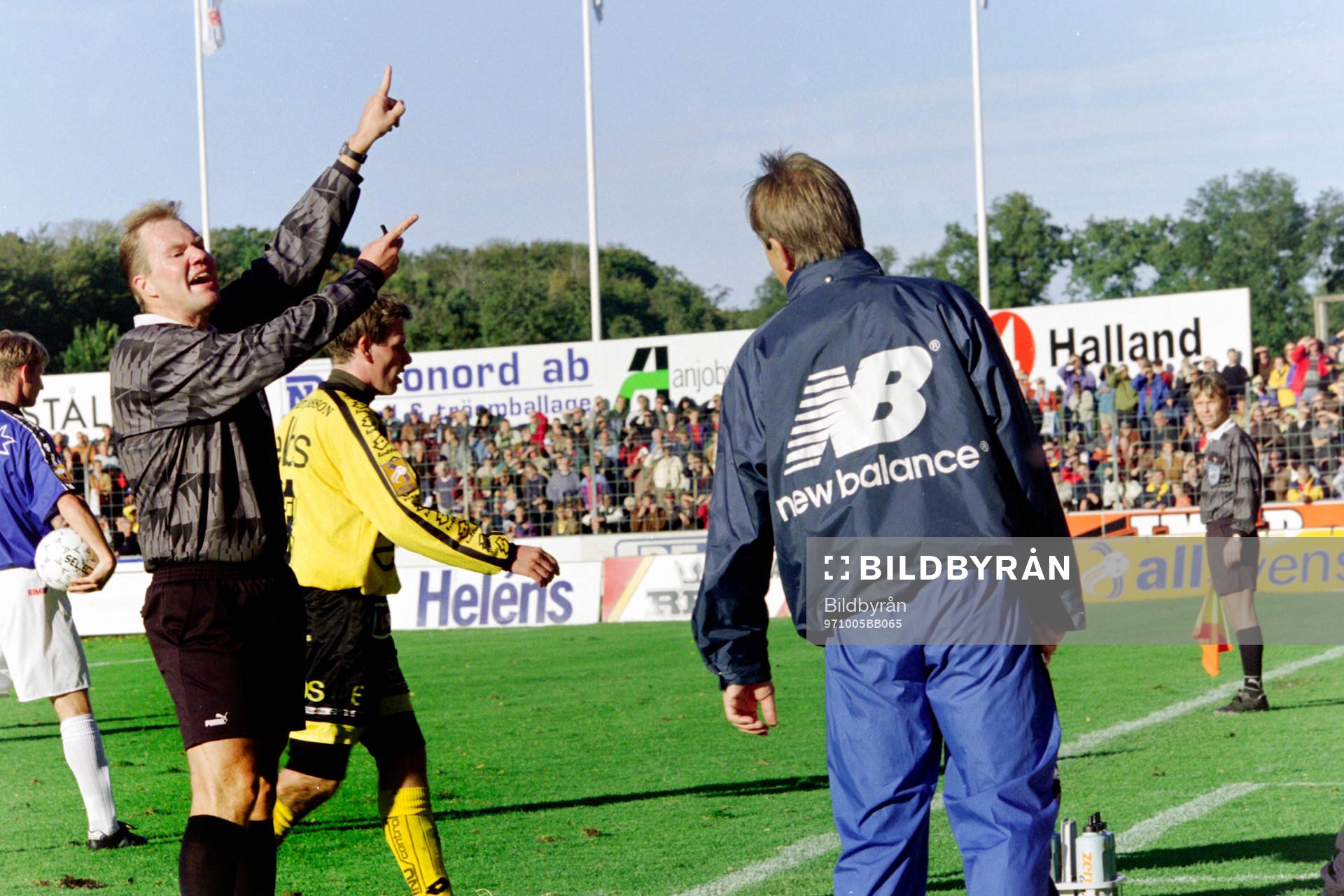 Fotboll, Allsvenskan, Halmstad - Elfsborg, 3-0: Domare Karl-Erik Nilsson skickar upp halmstads tränare Tom Prahl på läktaren. 