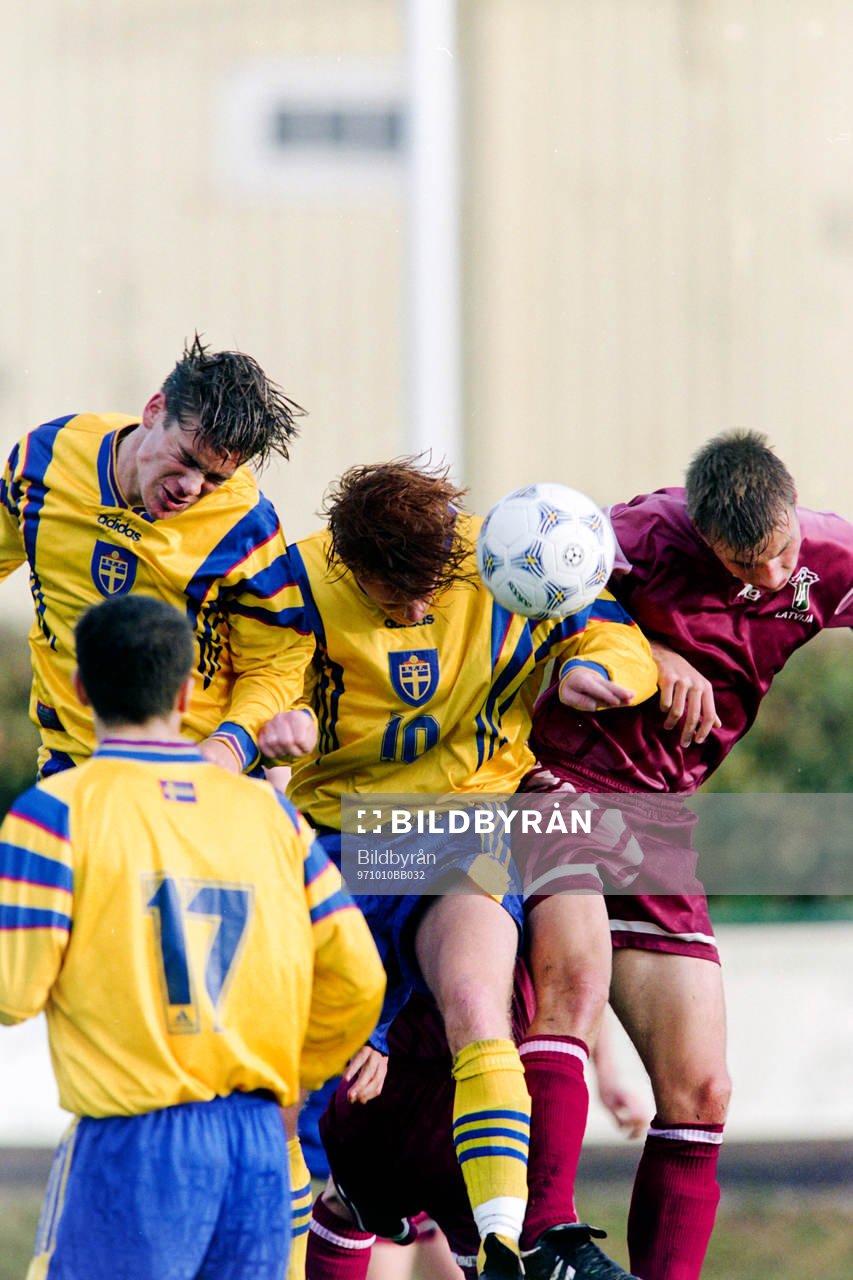 Fotboll, U18, EM-Kval, Sverige - Lettland: Patric Andersson, Sverige i en nickduell.