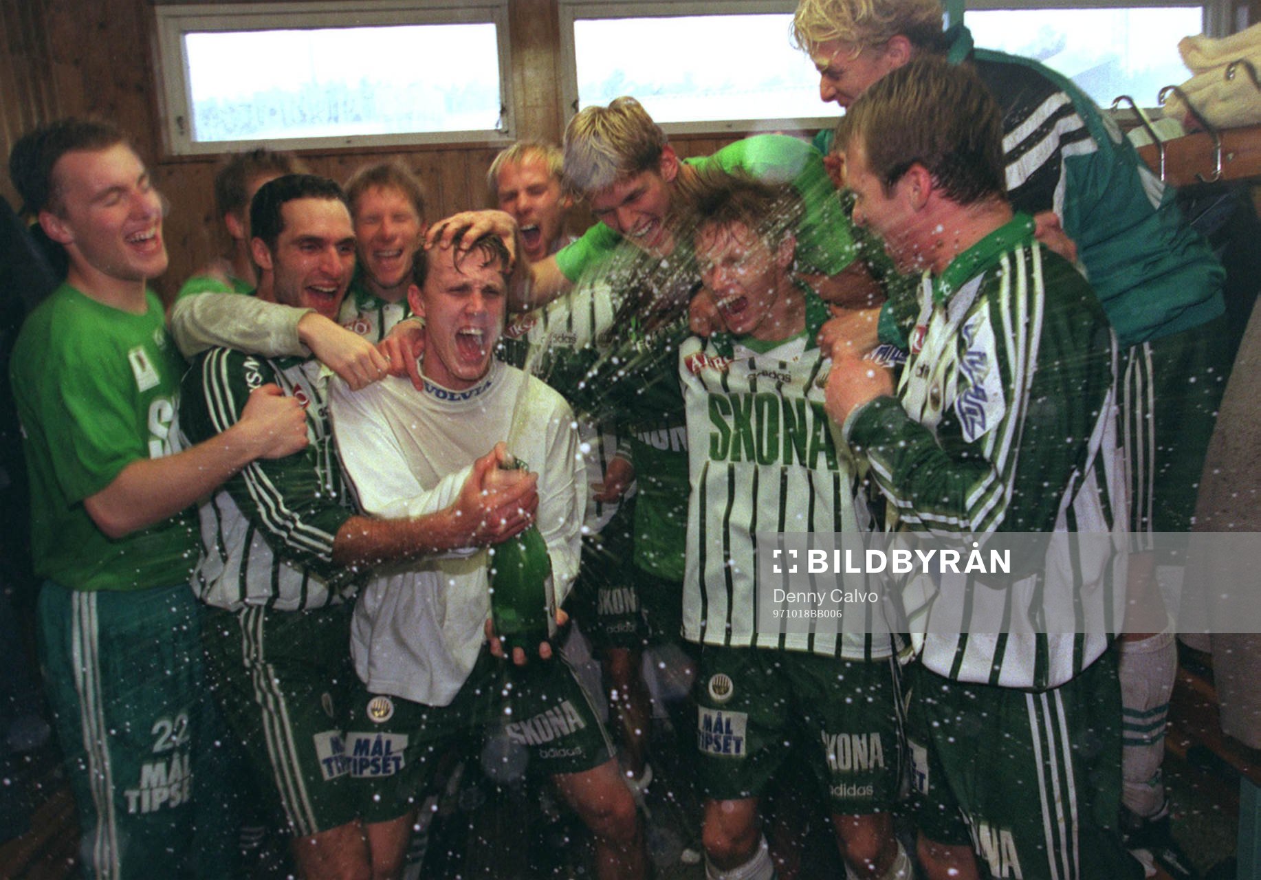 Fotboll Västra Frölunda firar med champagne
