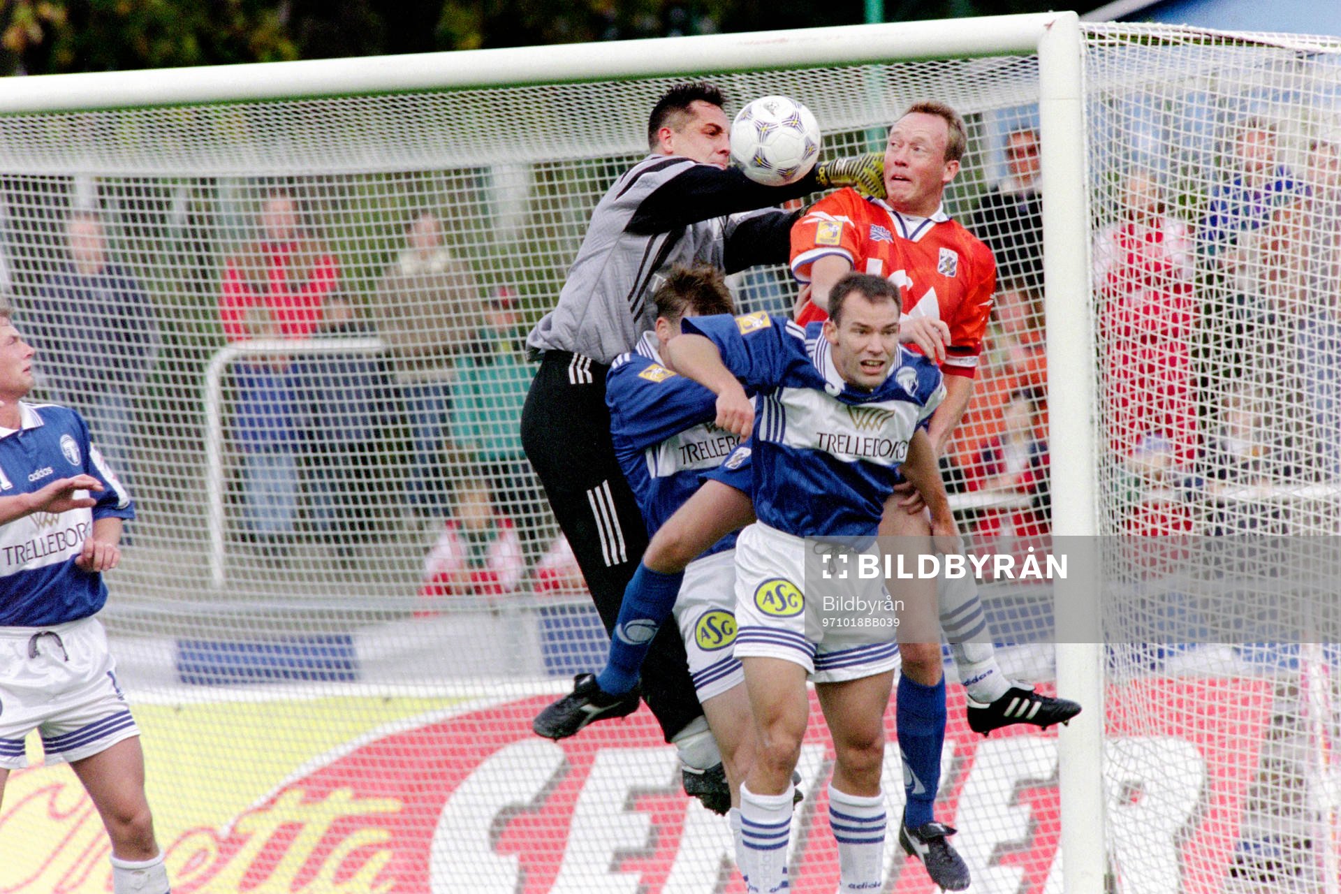 Fotboll, Allsvenskan, Trelleborg - IFK Göteborg, 1-0: Trelleborgs målvakt Dragan Drljaca utmanas av Stefan Lindqvist, Göteborg. 
