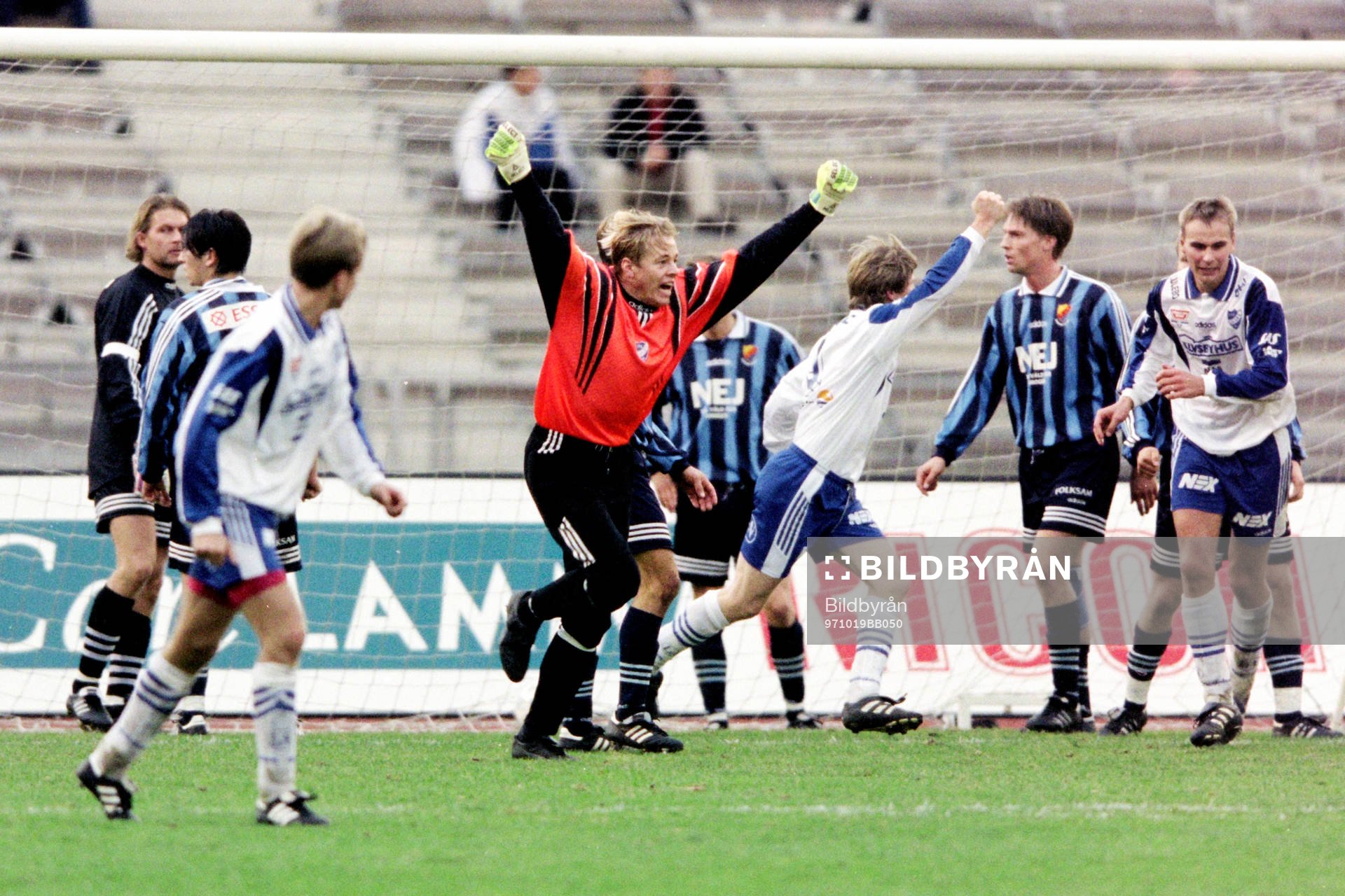 Fotboll, Div 1 Norra, Djurgården - IFK Luleå, 1-1: Luleås målvakt Joakim Nilsson jublar efter sen kvittering av Peter Westin.
