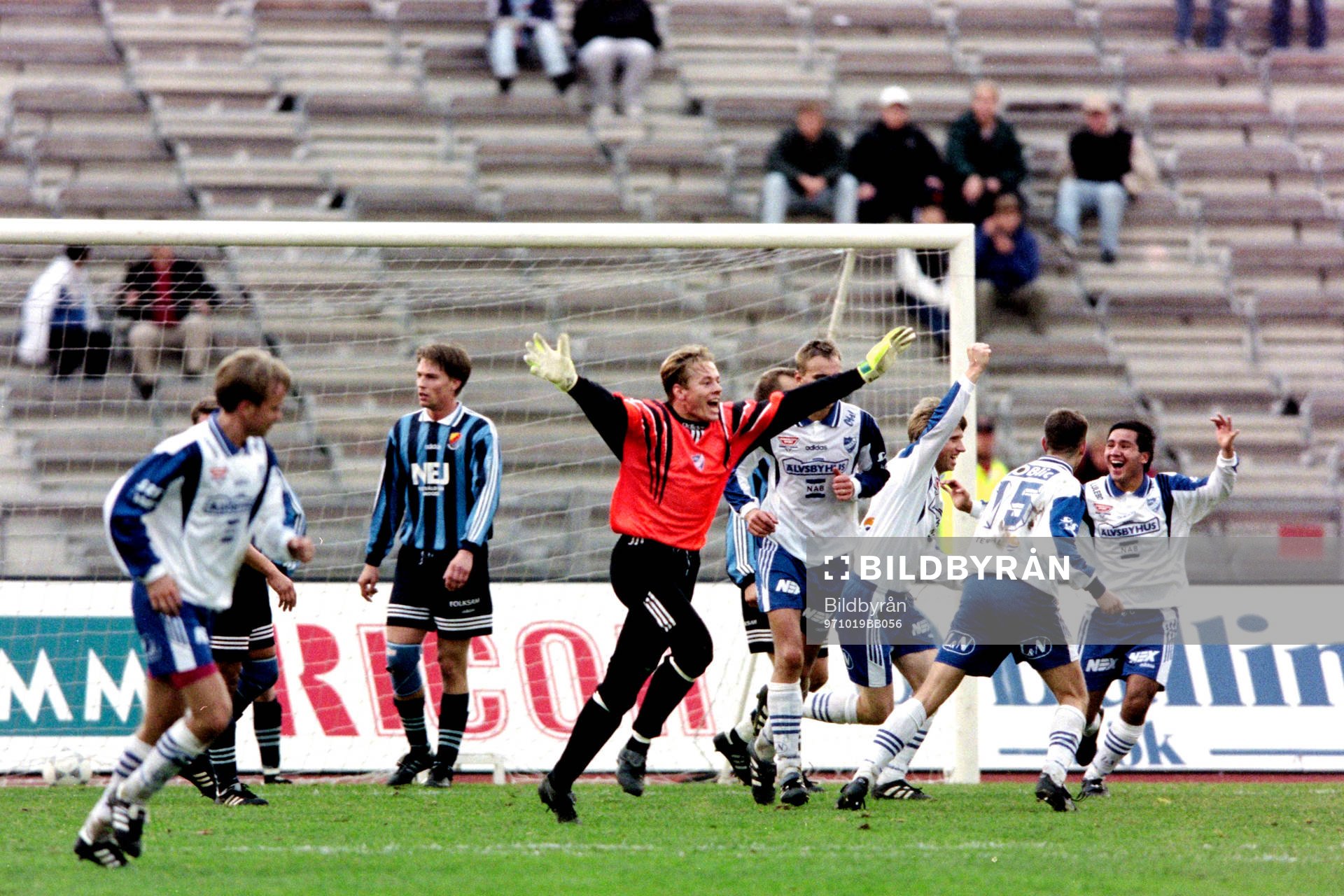 Fotboll, Div 1 Norra, Djurgården - IFK Luleå, 1-1: Luleås målvakt Joakim Nilsson jublar efter sen kvittering av Peter Westin.