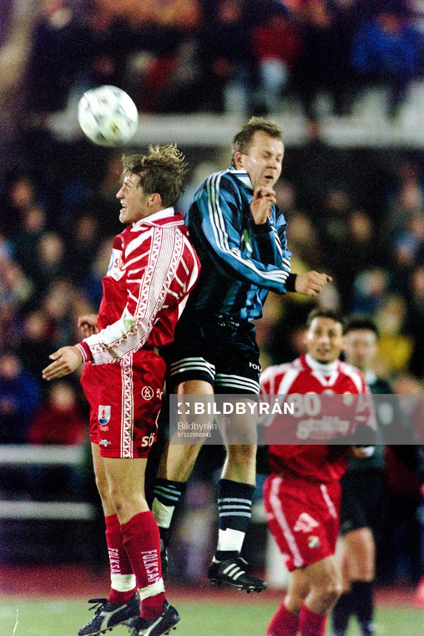 Fotboll, Kval, Allsvenskan, Djurgården - Öster, 1-1: Fredrik Gustafsson, Öster och Kaj Eskelinen, Djurgården i en nickduell.