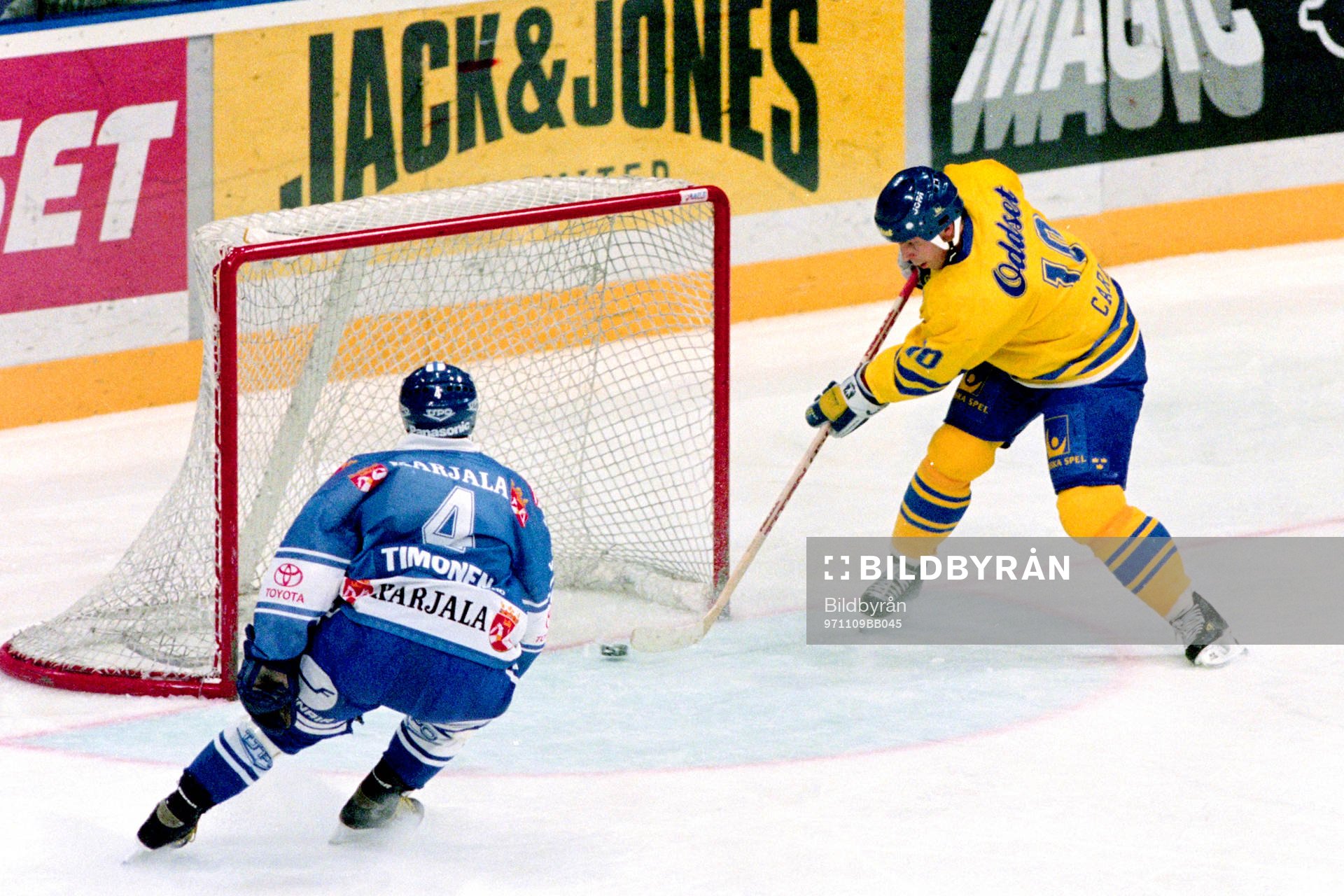 Anders Carlsson, Sverige slår in pucken i mål framför