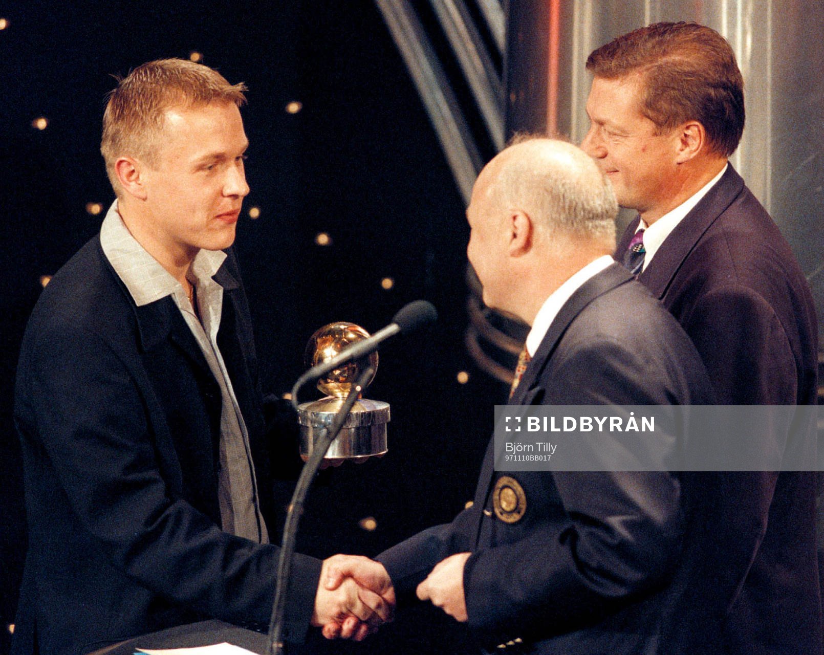 Fotboll Pär Zetterberg, Guldbollen 1997. Prisutdelare Lars-Åke Lagrell och Lars Sandlin  