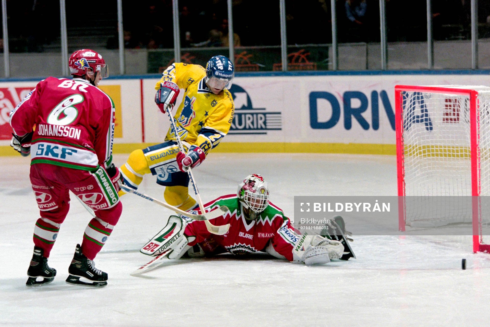 Stefan Falk, HV71 framför frölundas målvakt Mikael
