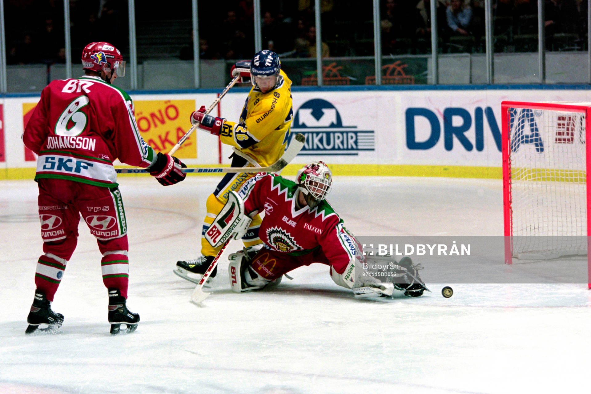 Stefan Falk, HV71 framför frölundas målvakt Mikael