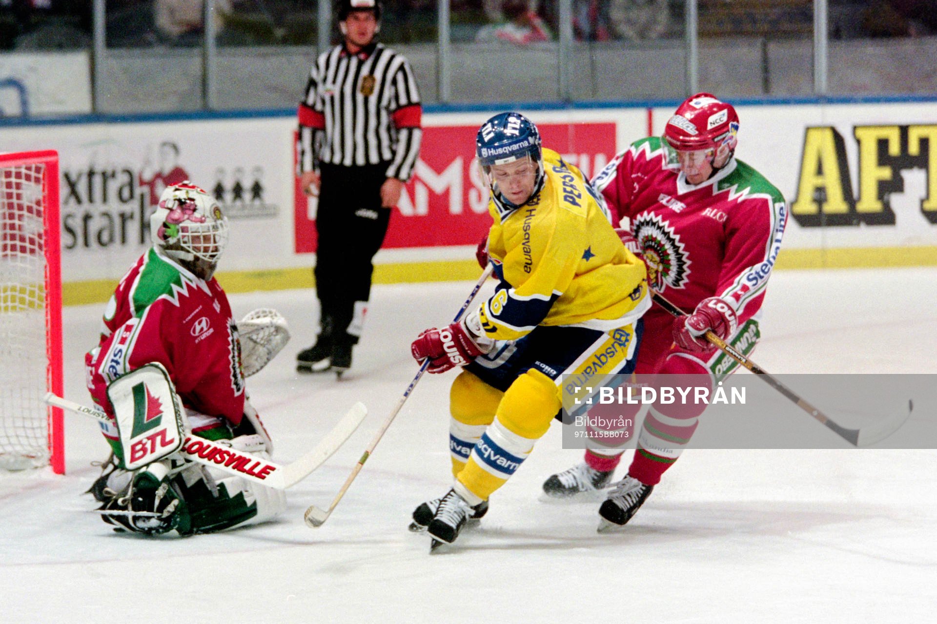 Jerry Persson, HV71 framför frölundas målvakt Mikael