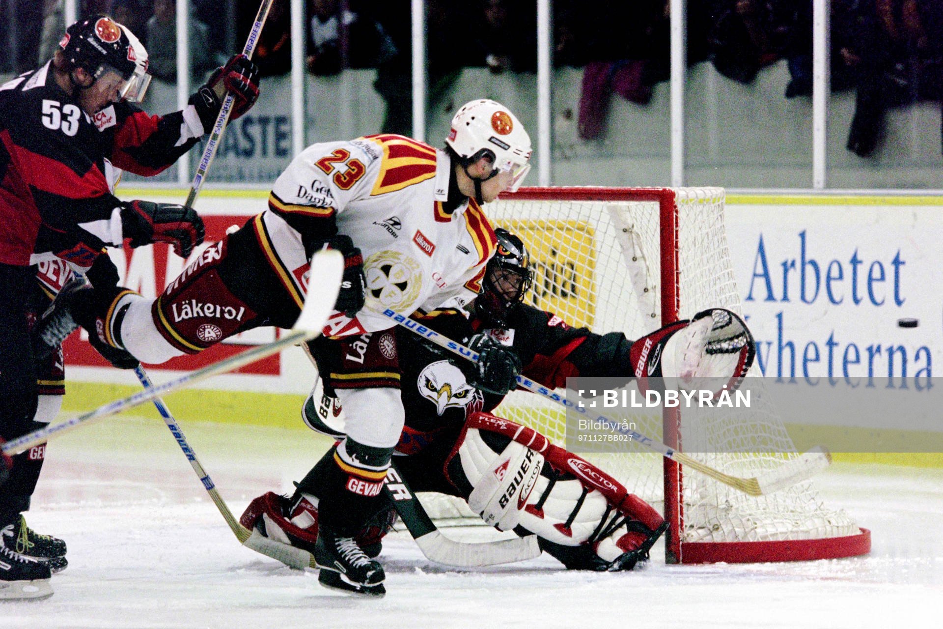 Per Löfström, Brynäs framför Andrew Vener, målvakt i