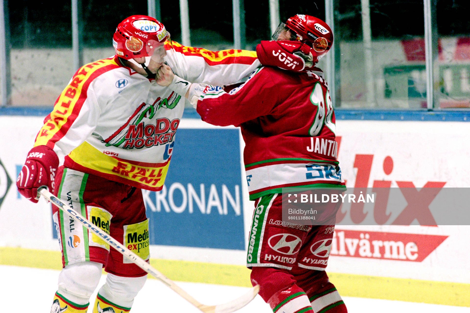 Per Hållberg, Modo i bråk med frölundas Marko Jantunen