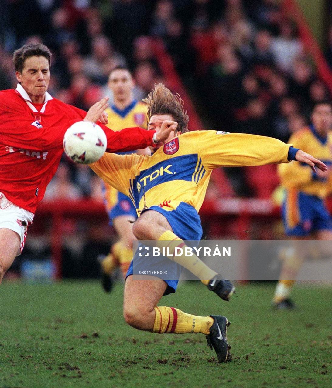  Tomas Brolin i kamp med Jan Åge Fjörtoft (Jan-Åge Fjörtoft)
