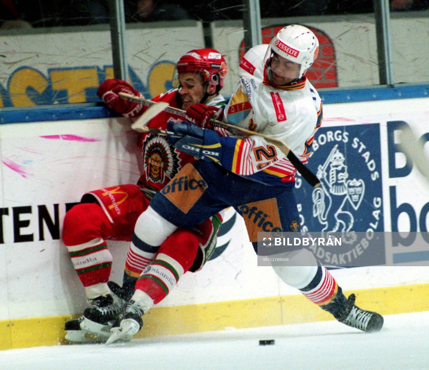 Christer Olsson tacklas av Patrik Erickson (Patrik Putte