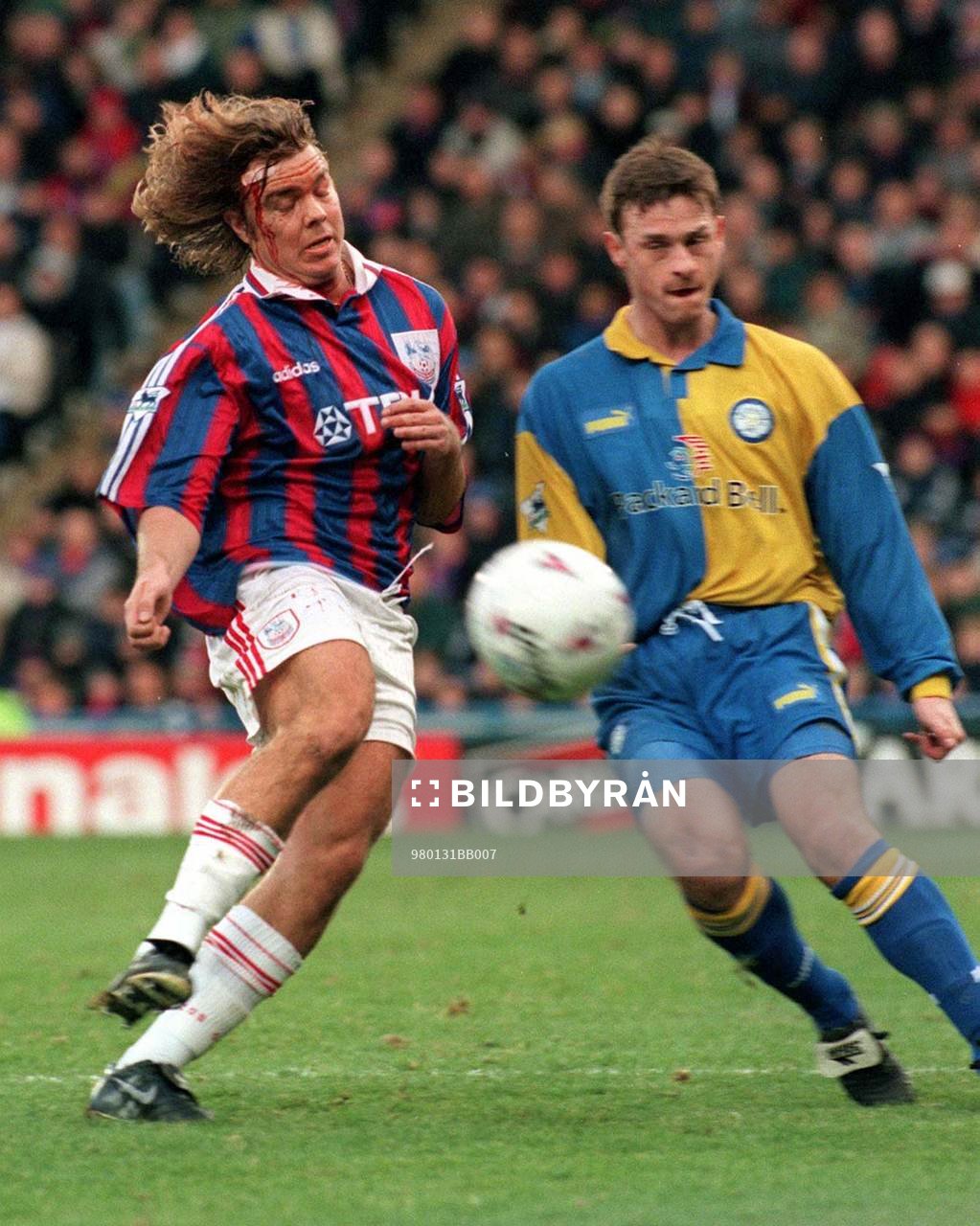  En blodig Tomas Brolin i kamp med David Robertson (Crystal P)