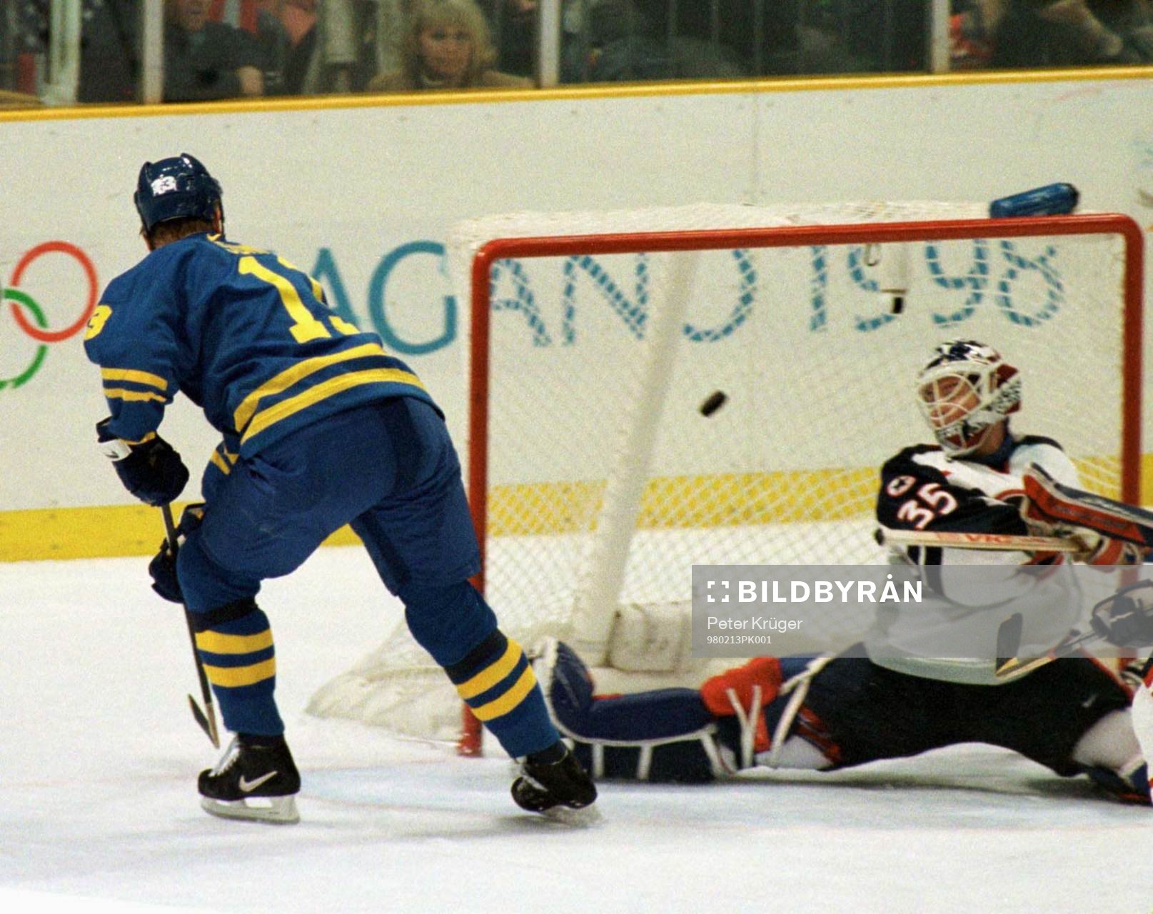 Mats Sundin slår in 4-2-målet
