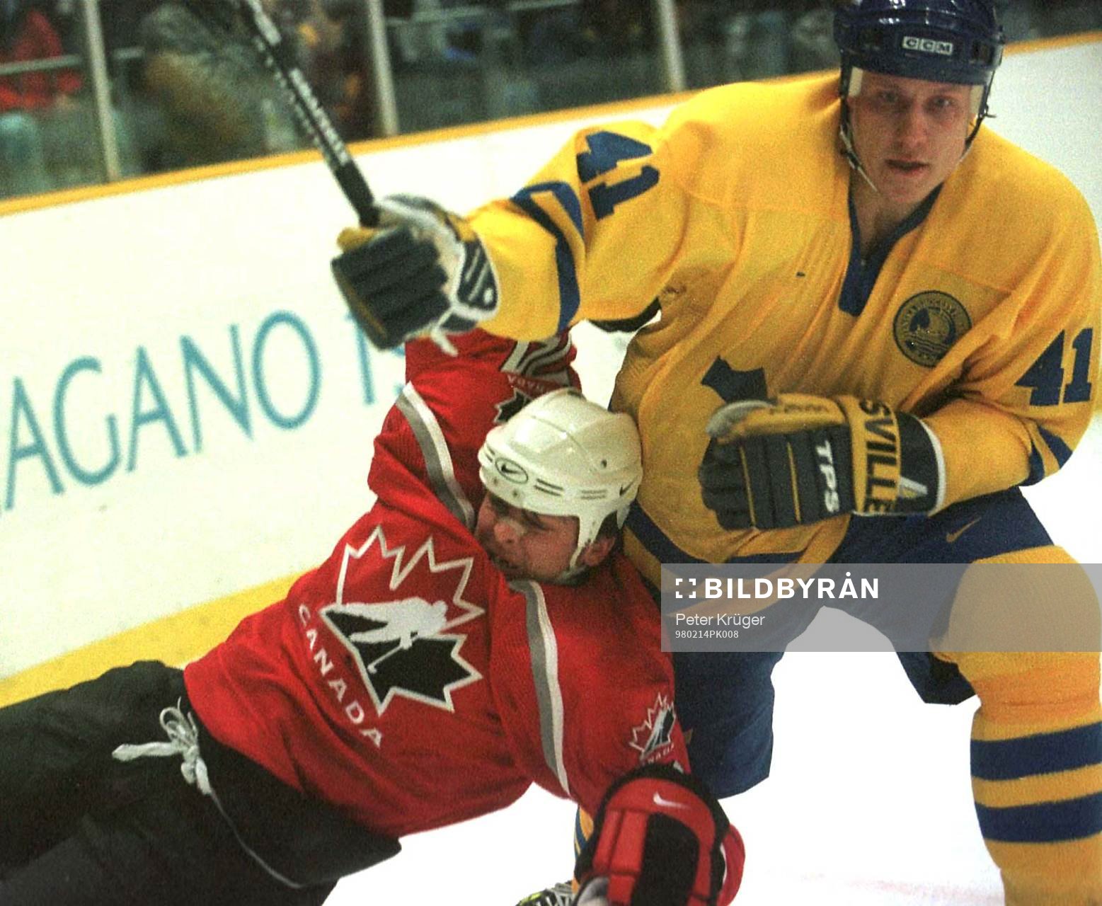 Mats Lindgren rensar undan Theoren Fleury