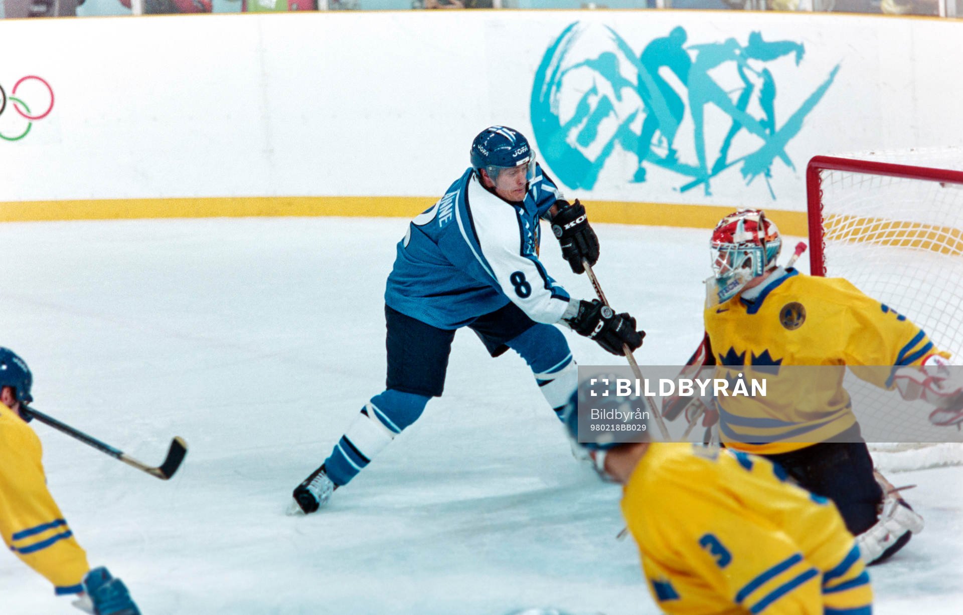 Teemu Selänne, Finland framför Tommy Salo, målvakt i