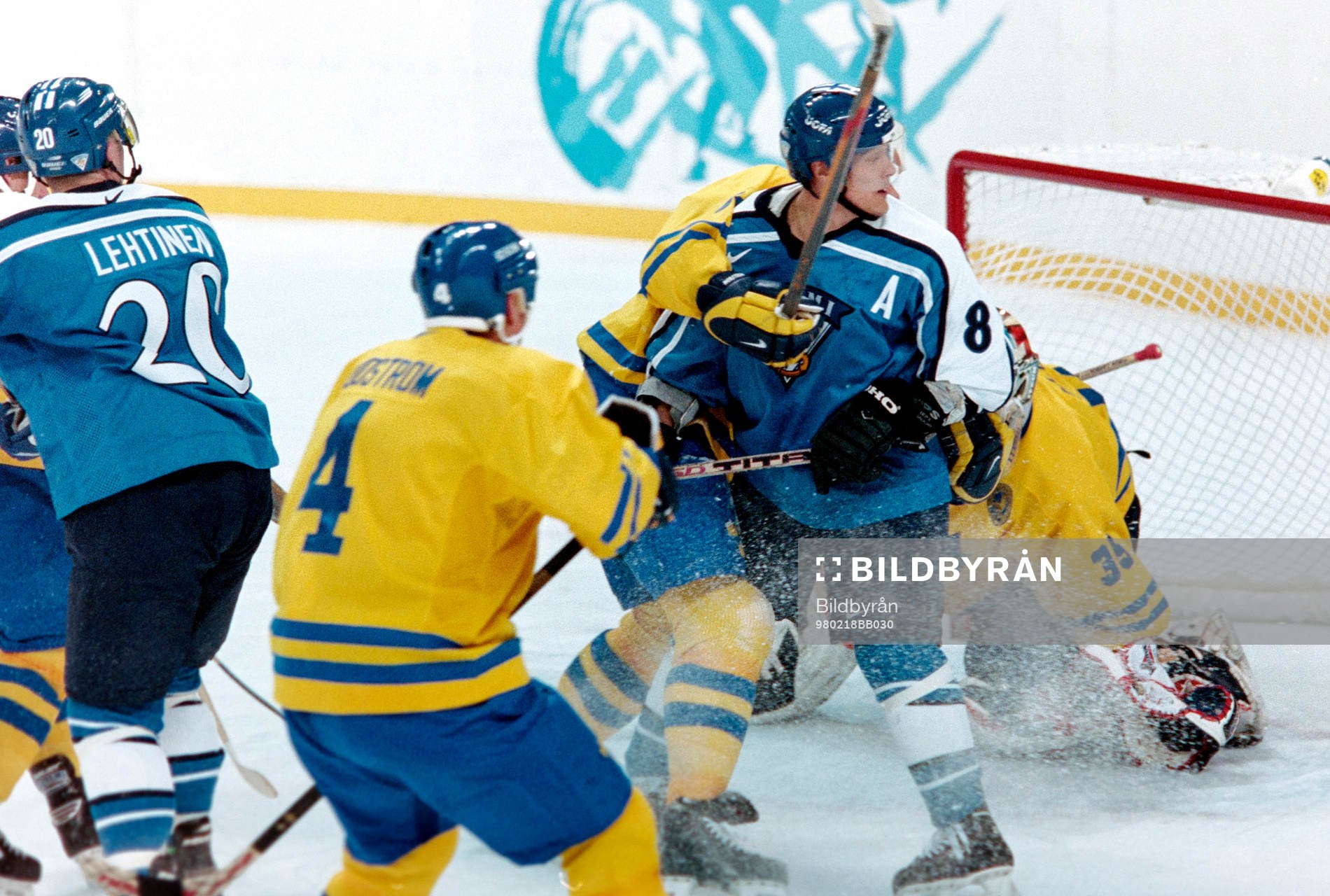 Teemu Selänne, Finland framför Tommy Salo, målvakt i