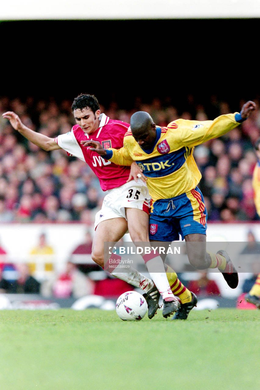 Fotboll, Premiership, Arsenal - Crystal Palace, 1-0: Paolo Vernazza, Arsenal med bollen.
