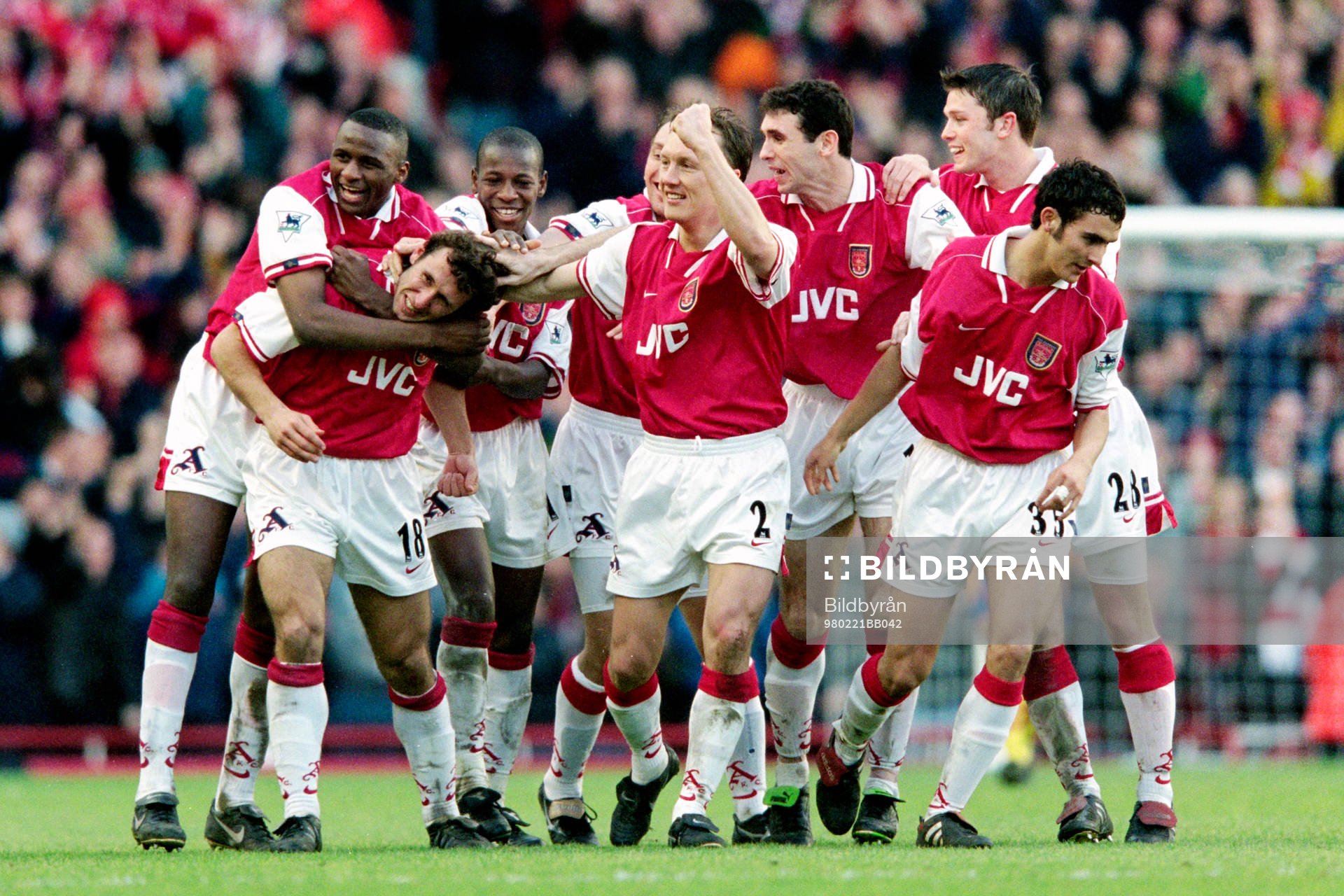 Fotboll, Premiership, Arsenal - Crystal Palace, 1-0: Jubel i Arsenal efter mål av Gille Grimandi.