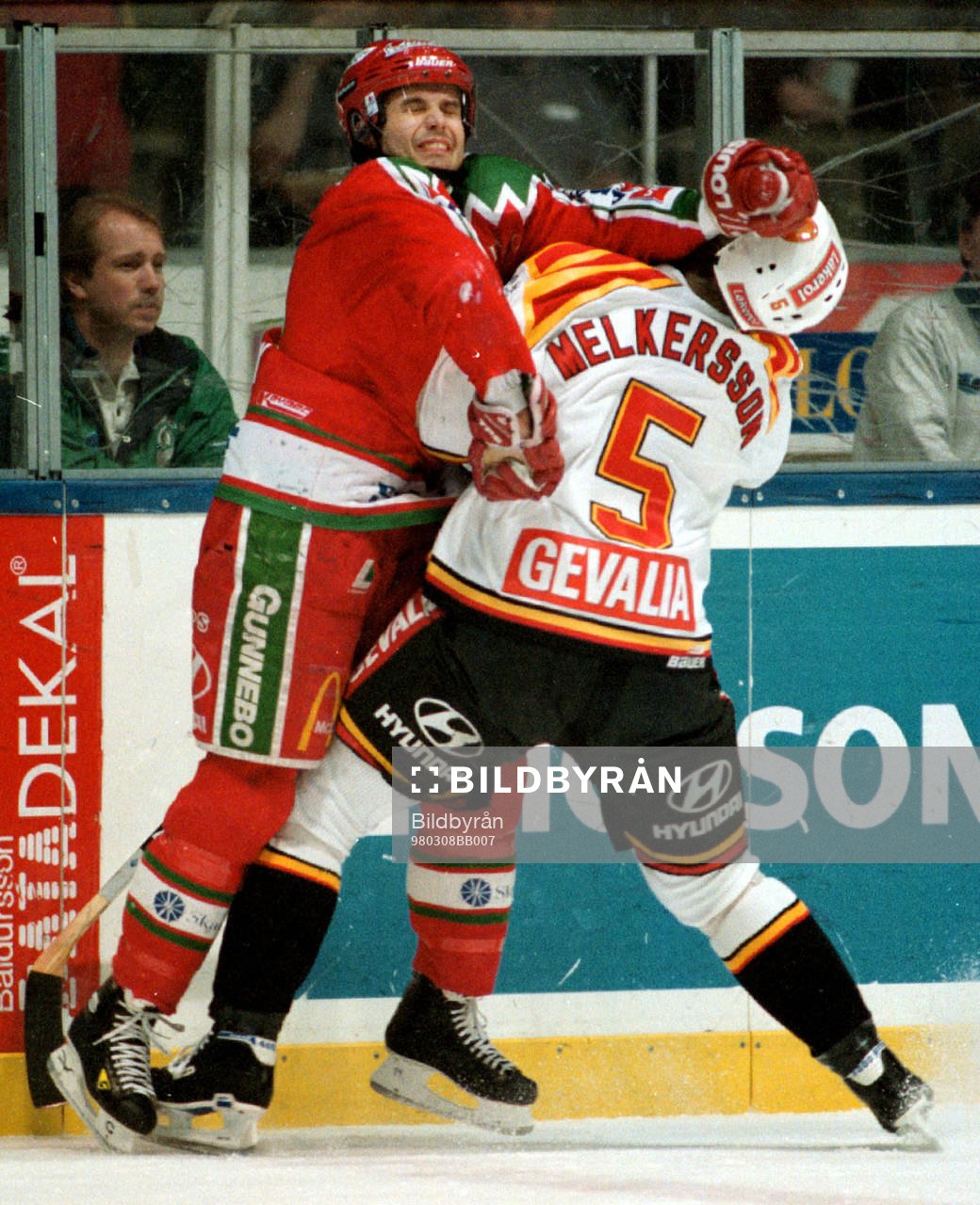 Peter Berndtsson tacklar Tommy Melkersson