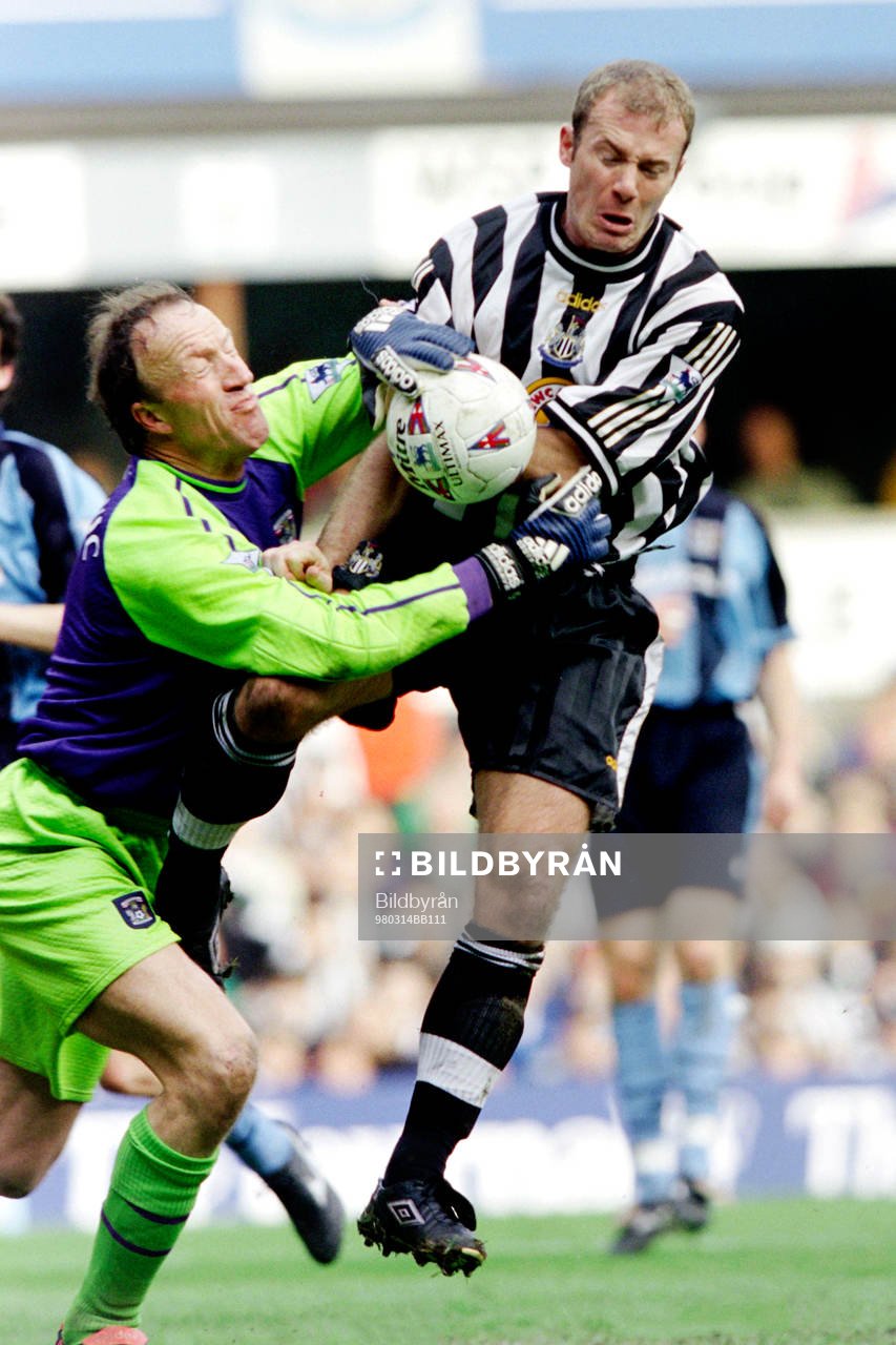 Steve Orgrizovic, målvakt i Coventry och Alan Shearer,