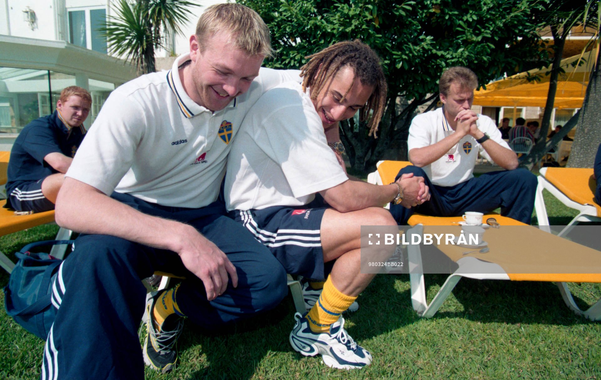Magnus Hedman, målvakt och Henrik Larsson, Sverige