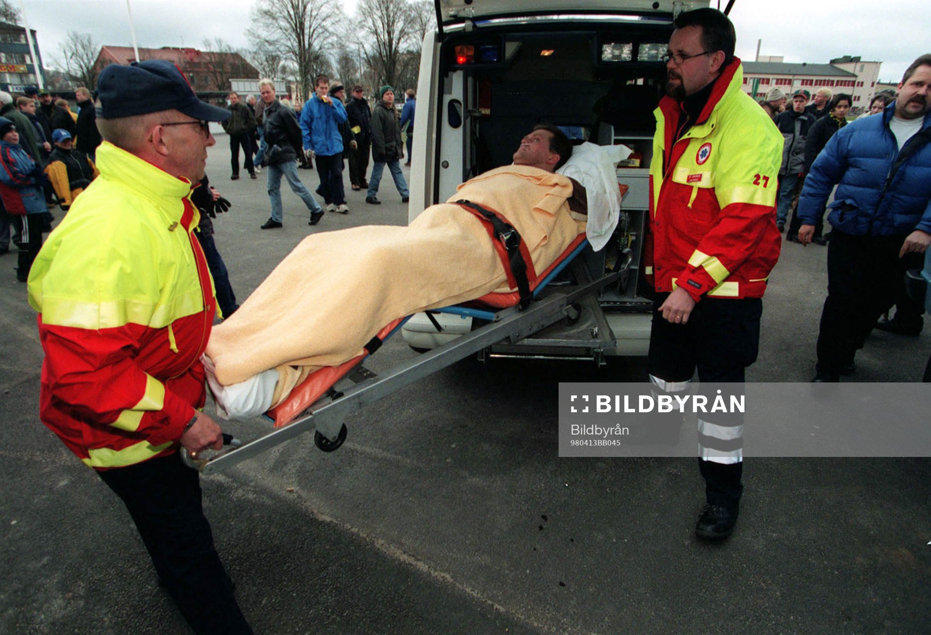 Peter Bertlin, linjeman lyfts in i ambulansen