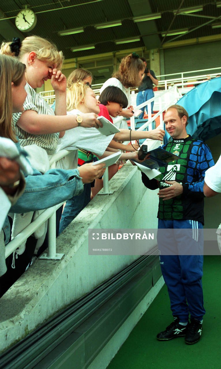 Thomas Ravelli skriver autografer