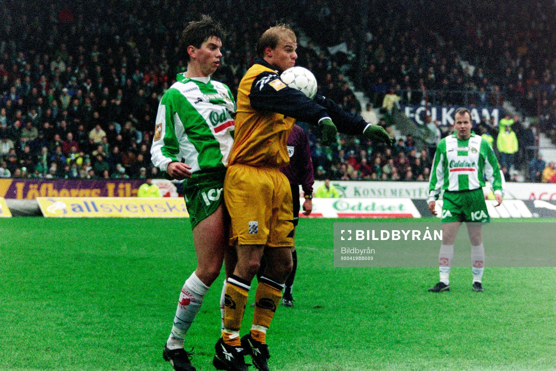 Fotboll, Allsvenskan, Hammarby - IFK Göteborg, 1-1: Johan Andersson, Hammarby i ryggen på göteborgs Andreas Hermansson.