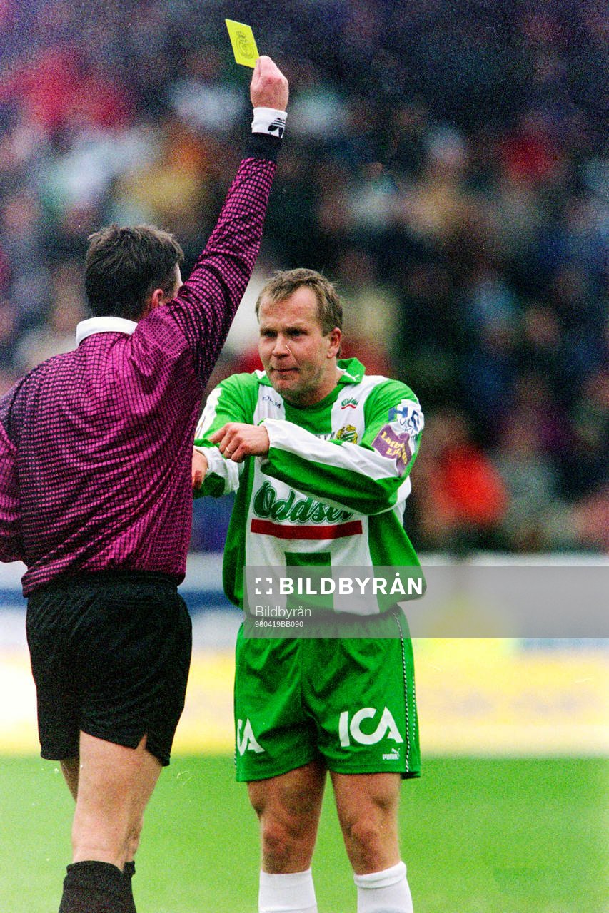 Fotboll, Allsvenskan, Hammarby - IFK Göteborg, 1-1: Domare Leif Sundell varnar hammarbys Kaj Eskelinen.