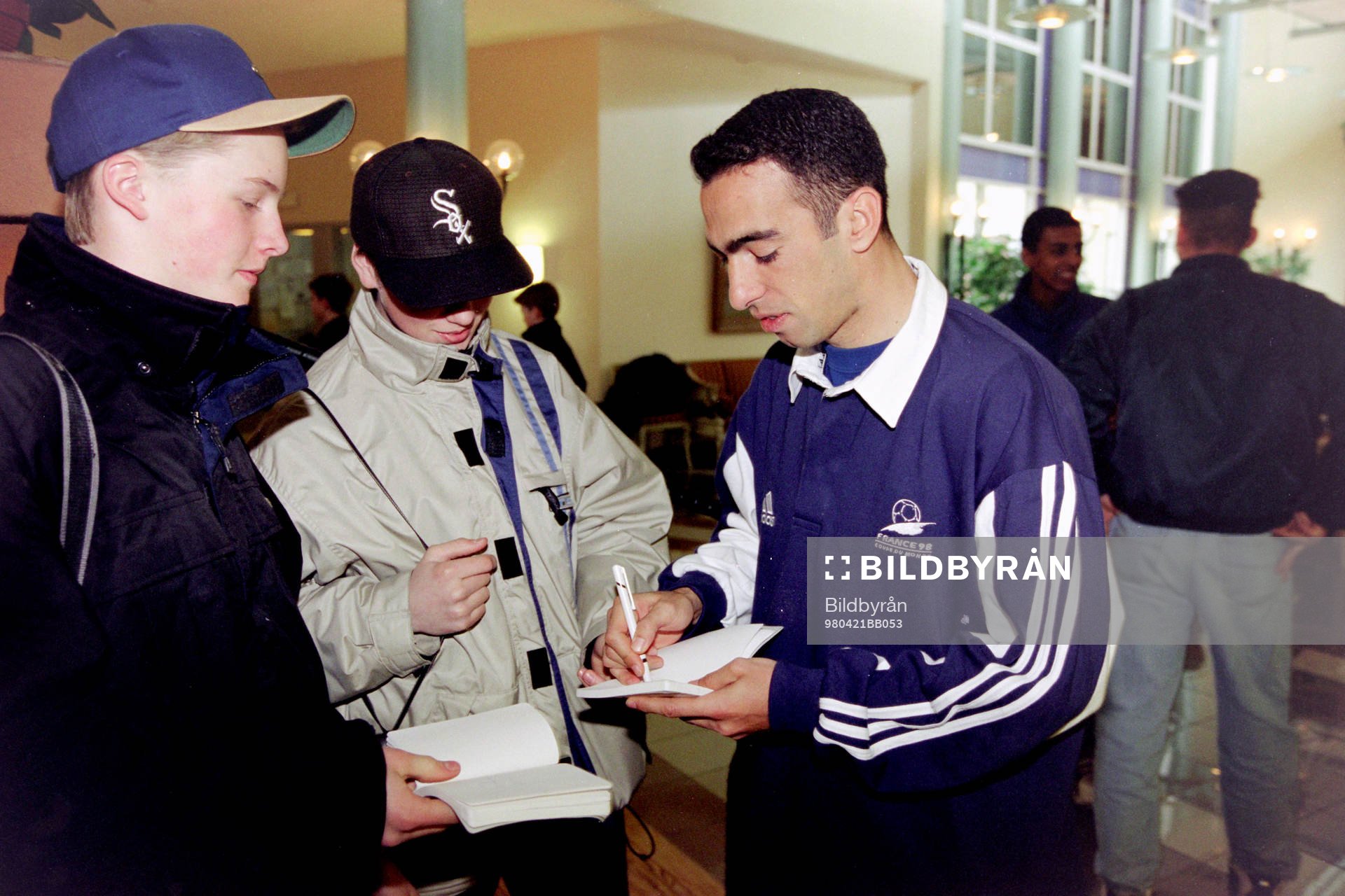 Youri Djorkaeff, Frankrike skriver autografer