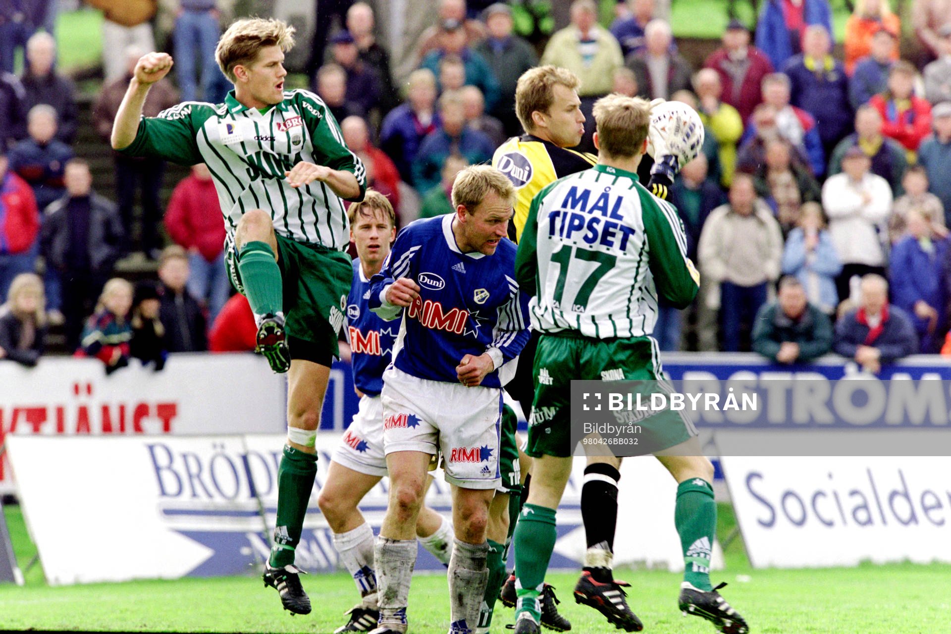 Fotboll, Allsvenskan, Halmstad - Västra Frölunda, 1-0: Halmstad målvakt Håkan Svensson med bollen.
