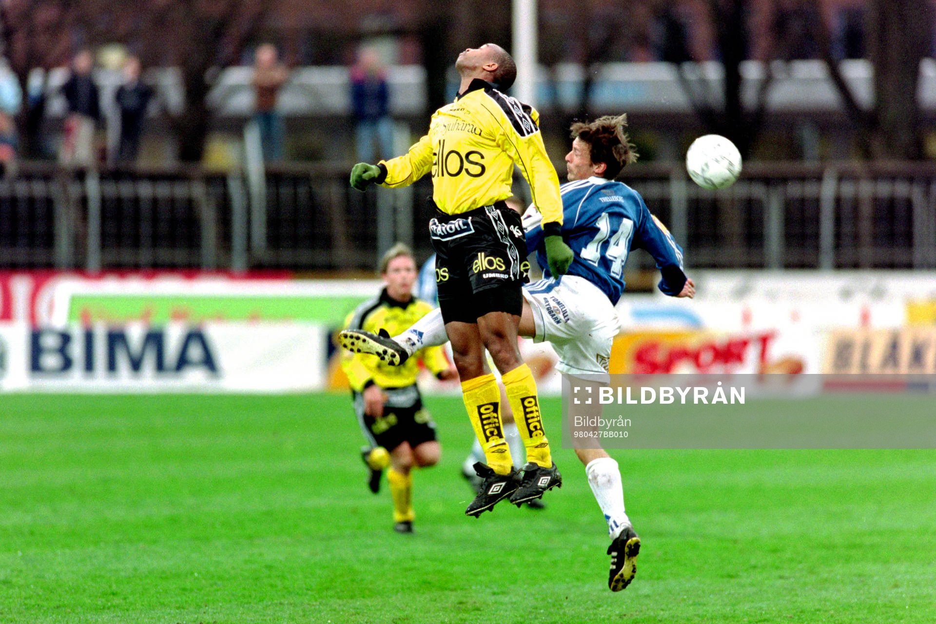Fotboll, Allsvenskan, Elfsborg - Trelleborg, 1-1: Gbassay Bangura, Elfsborg i en duell med Michael Hansson, Trelleborg.
