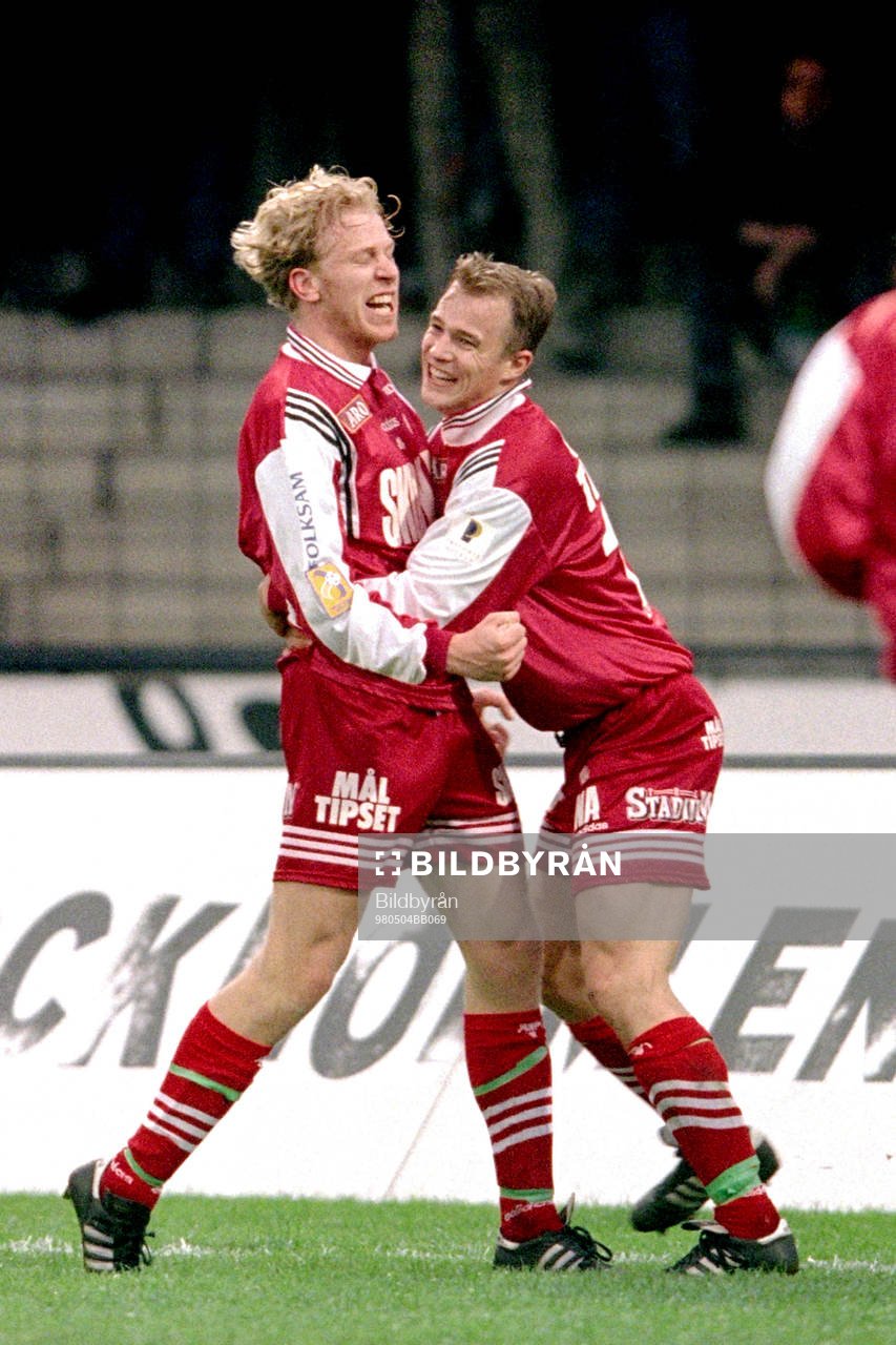 Fotboll, Allsvenskan, Hammarby - Västra Frölunda, 0-1: Gustaf Andersson, Frölunda kramas om efter sitt mål.