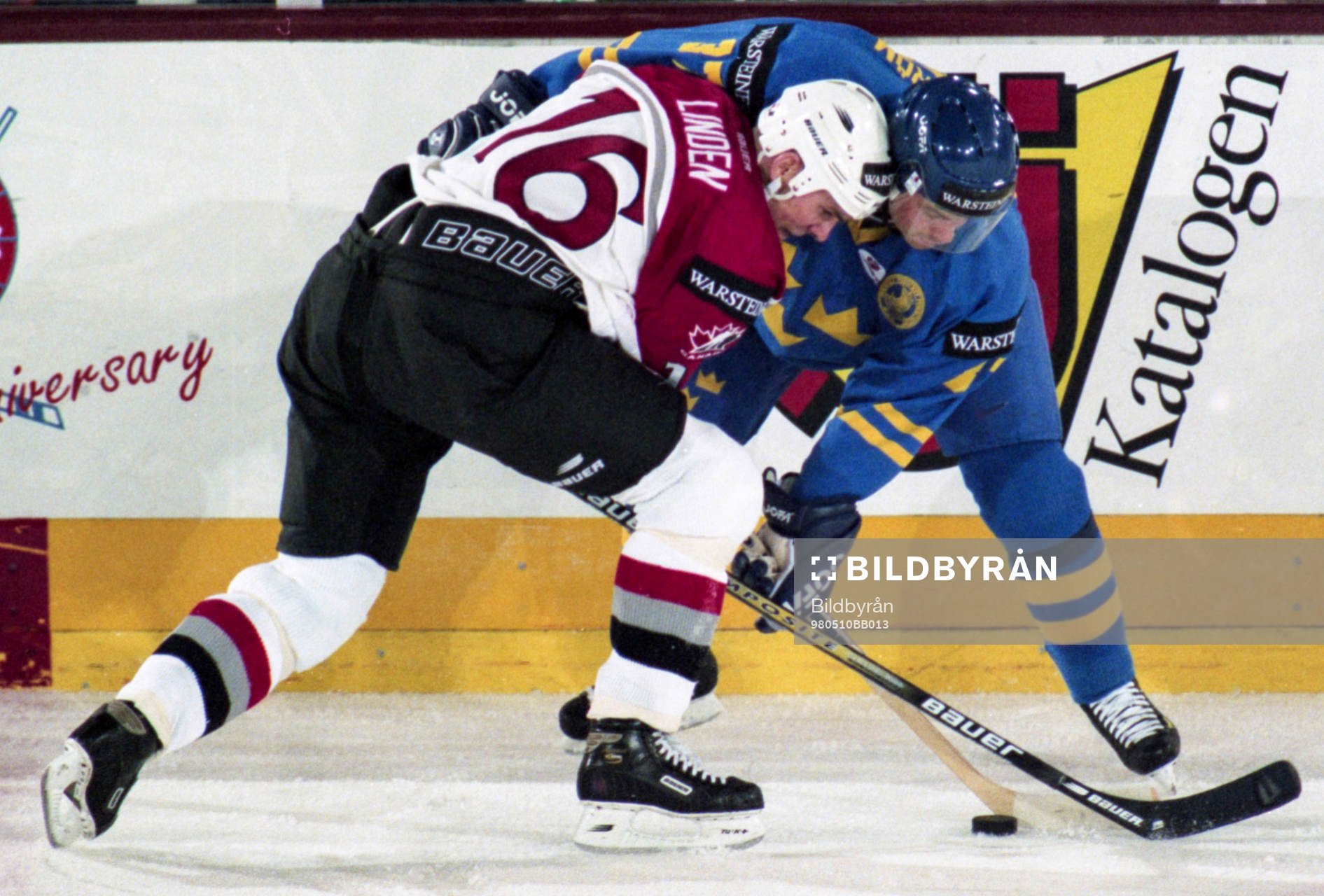 Niklas Sundström i kamp om pucken