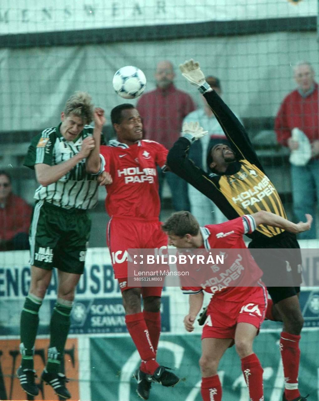 3-2 Eddie Gustafsson rensar undan med hjälp av Filip