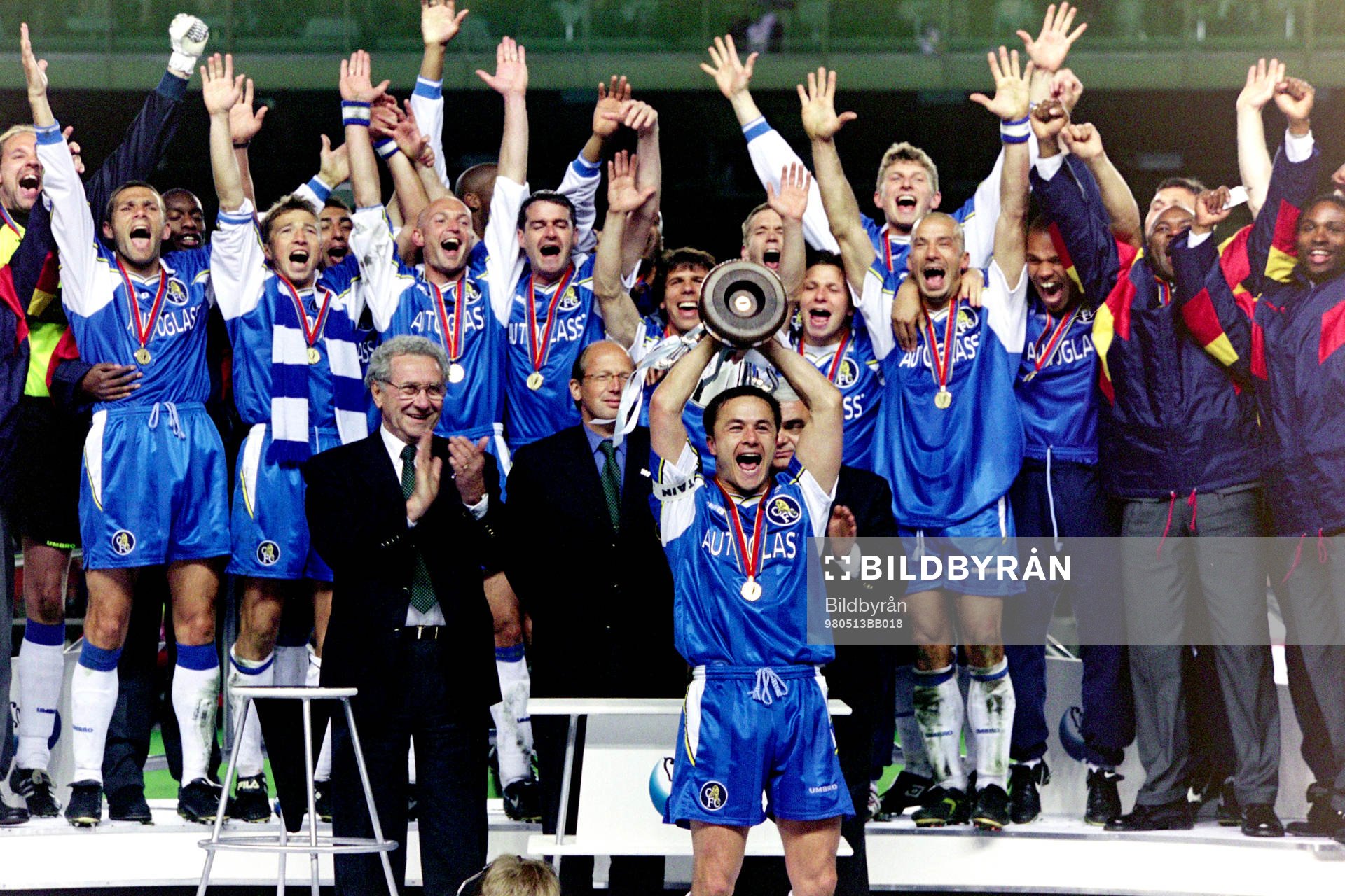 Dennis Wise, Chelsea jublar med pokalen