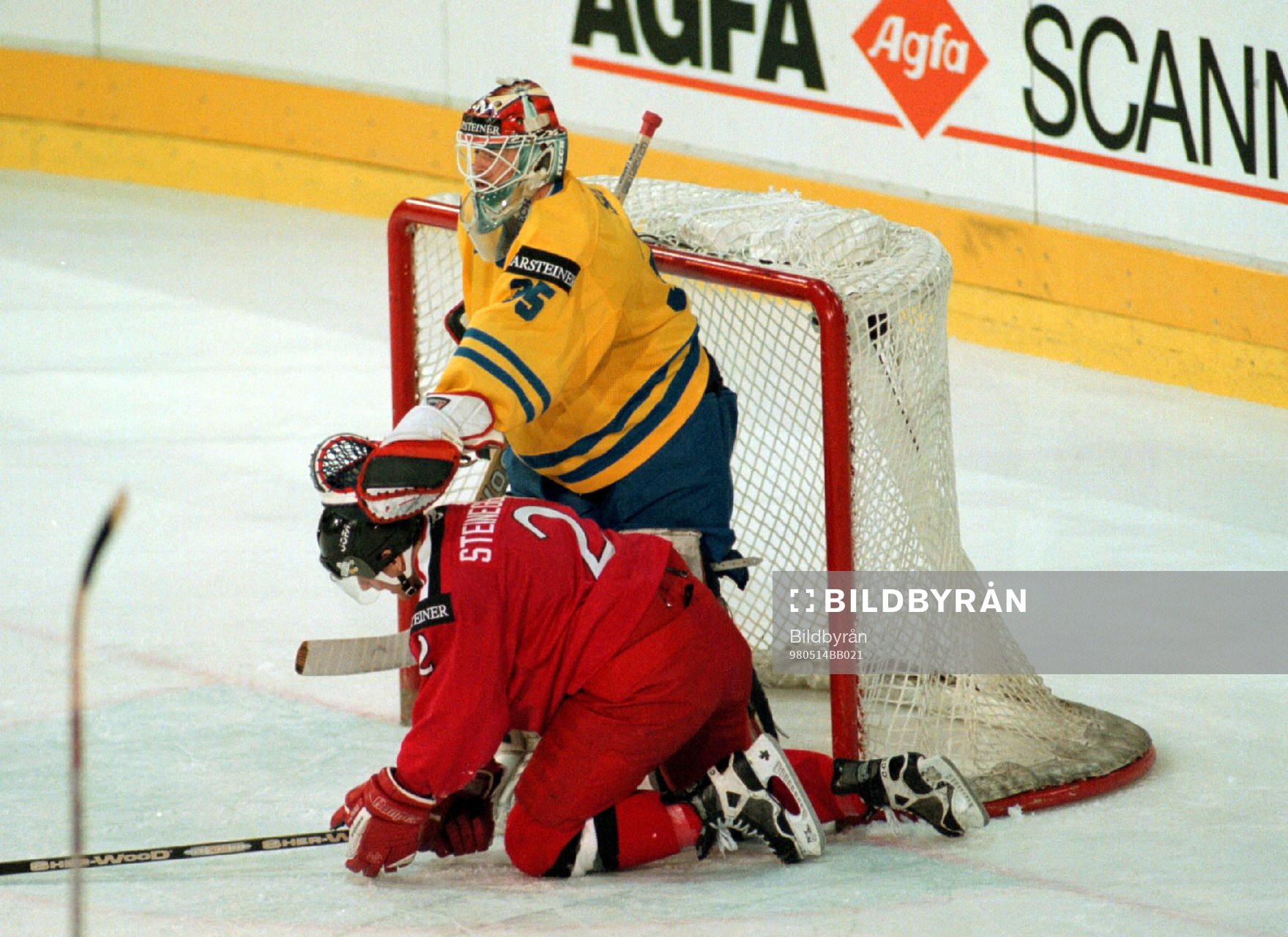 Tommy Salo trycker till en schweizare