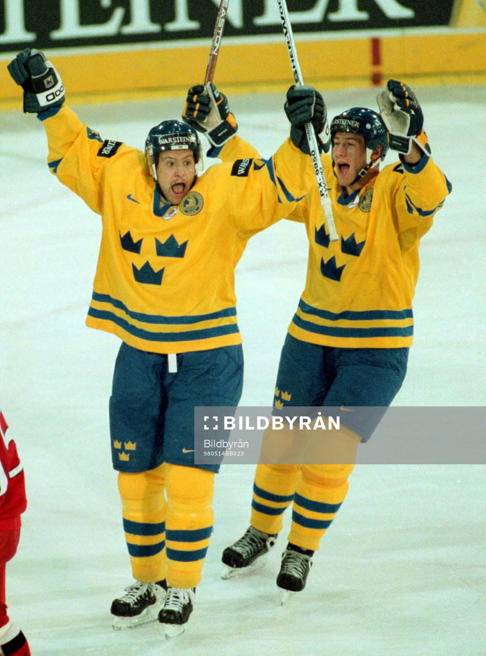 Mikael Renberg och Mattias Öhlund jublar
