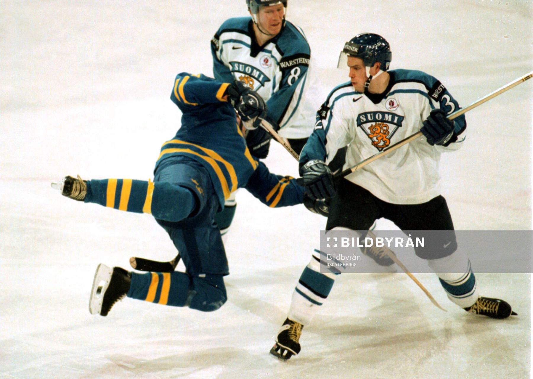 Jarkko Ruutu tacklar Peter Forsberg