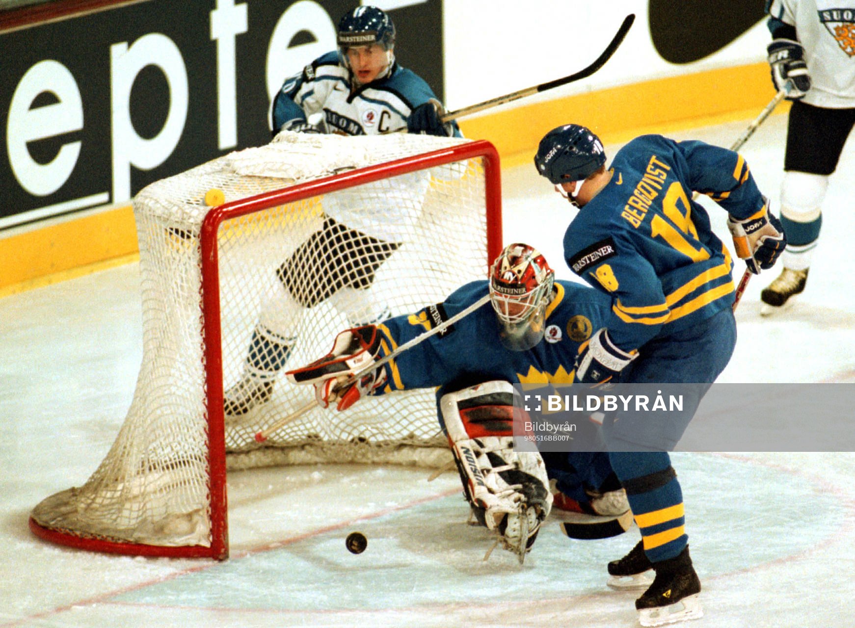 Tommy Salo räddar på mållinjen