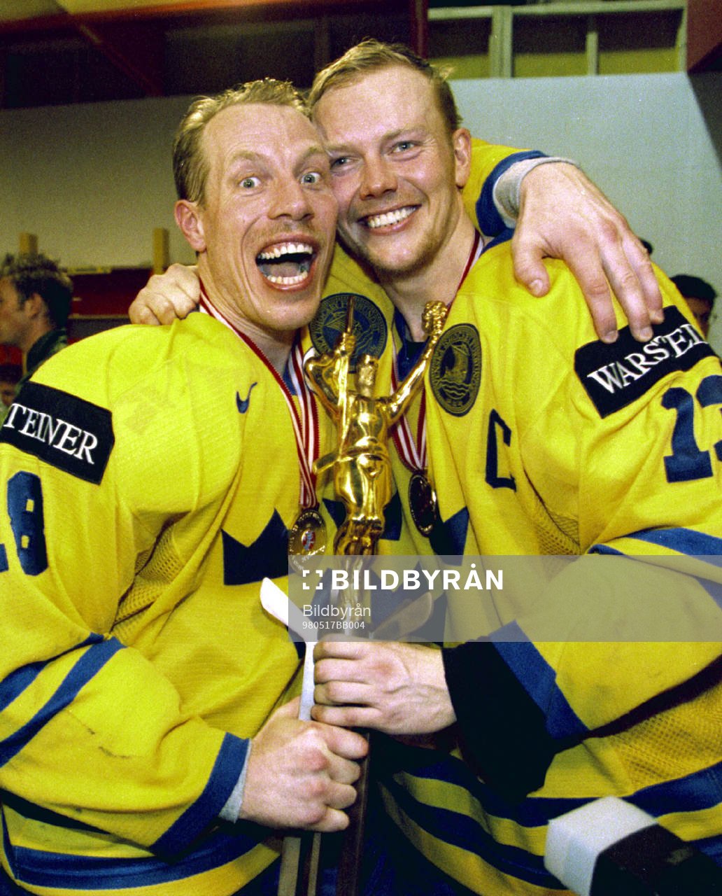 Jonas Bergqvist och Mats Sundin, Sverige, med VM-pokalen