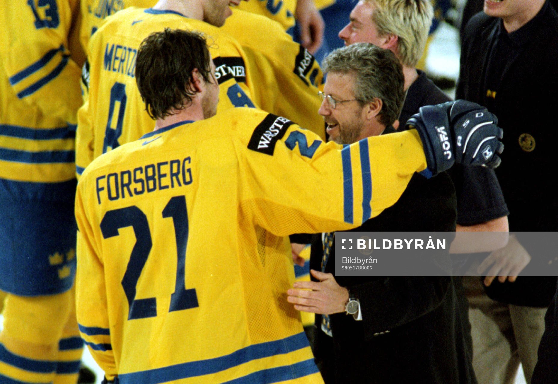 Peter Forsberg kramar pappa Kent Forsberg