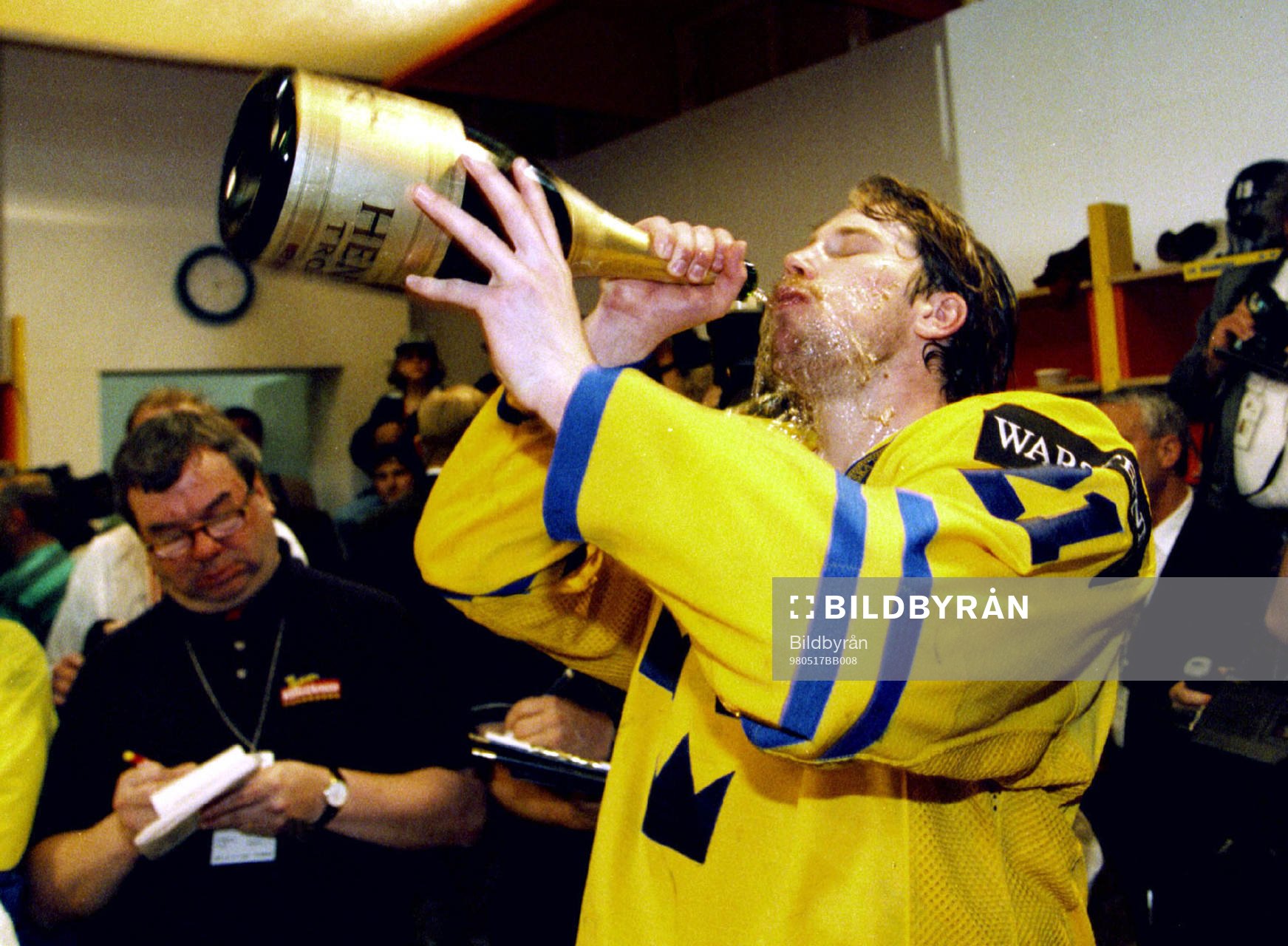 Peter Forsberg, Sverige, firar VM-guldet med champagne