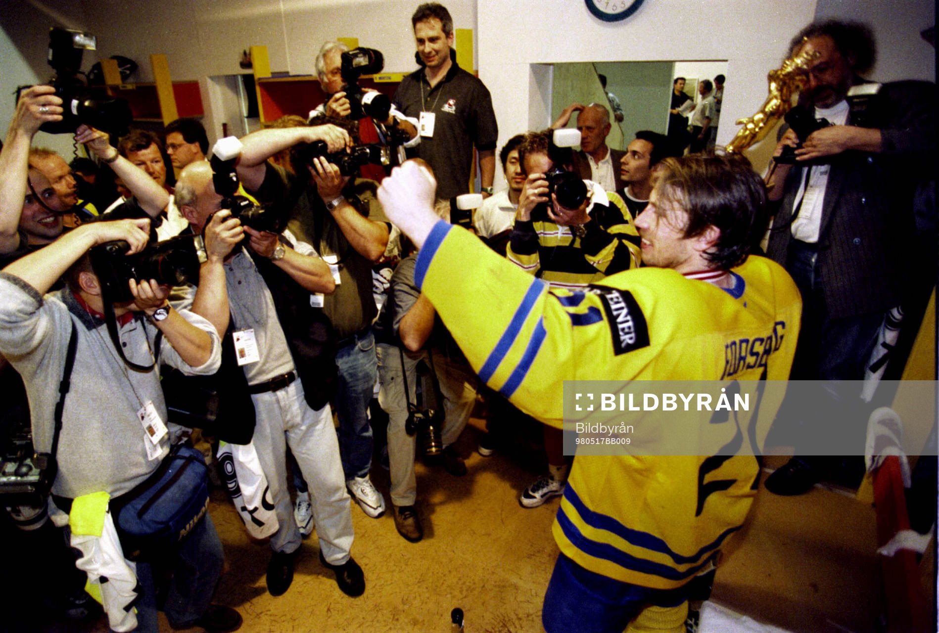 Peter Forsberg, Sverige,  med VM-pokalen framför fotografer