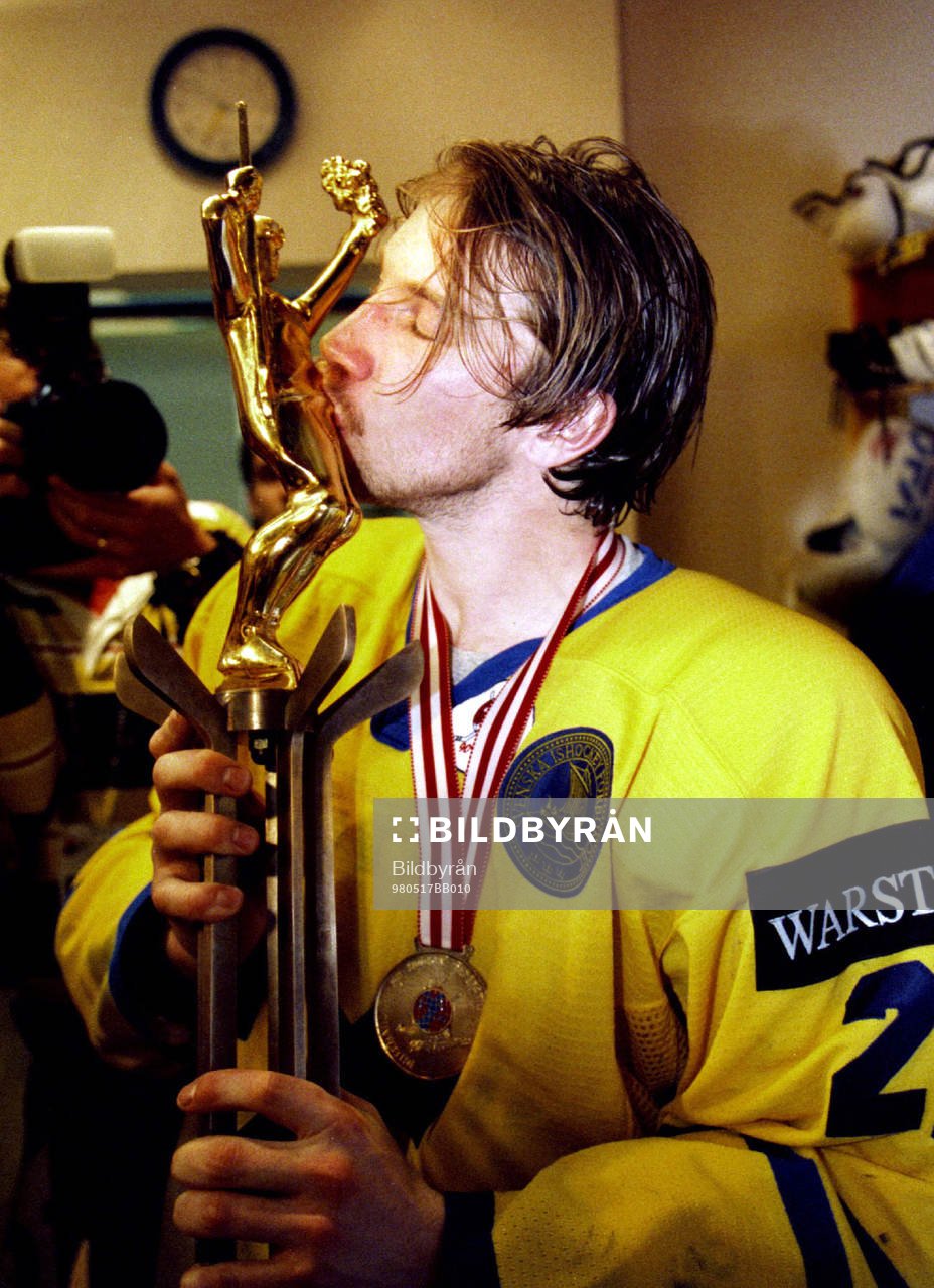 Peter Forsberg, Sverige, kysser VM-pokalen