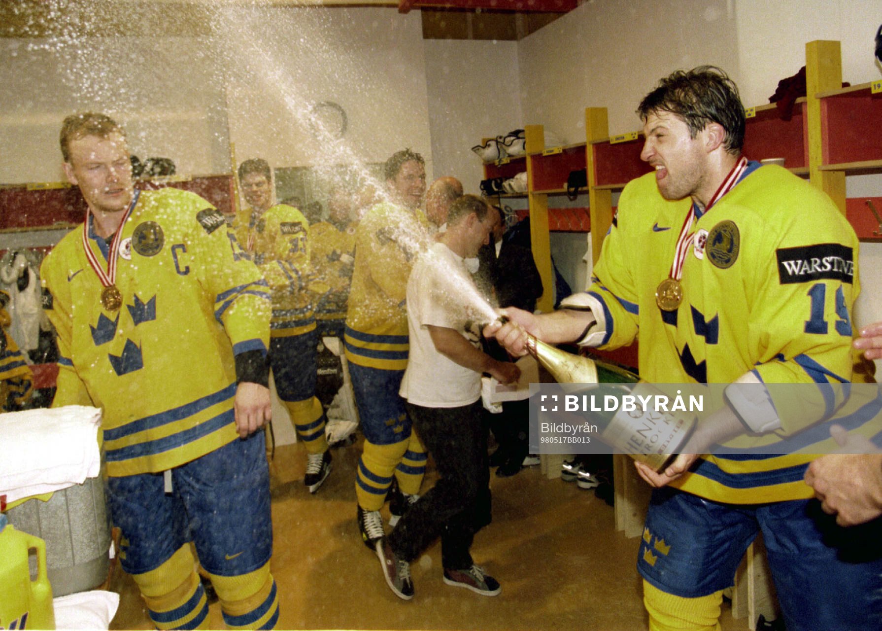 Mikael Renberg sprutar ner Mats Sundin med champagne