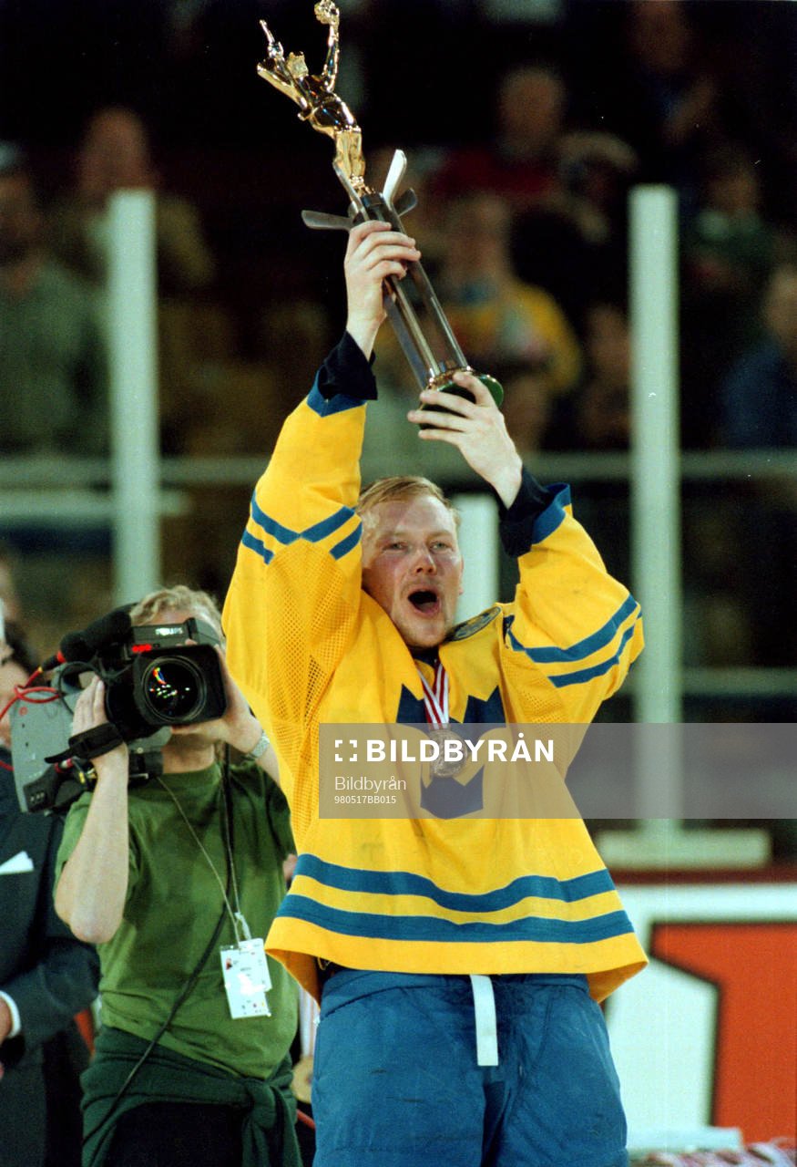 Lagkapten Mats Sundin höjer VM-pokalen